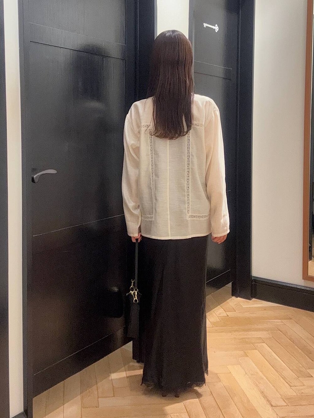 ブルー系のワンピース、ホワイト系のシャツ/ブラウス、ブラック系のショルダーバッグを着用したレディースの夏コーディネートの3枚目の写真