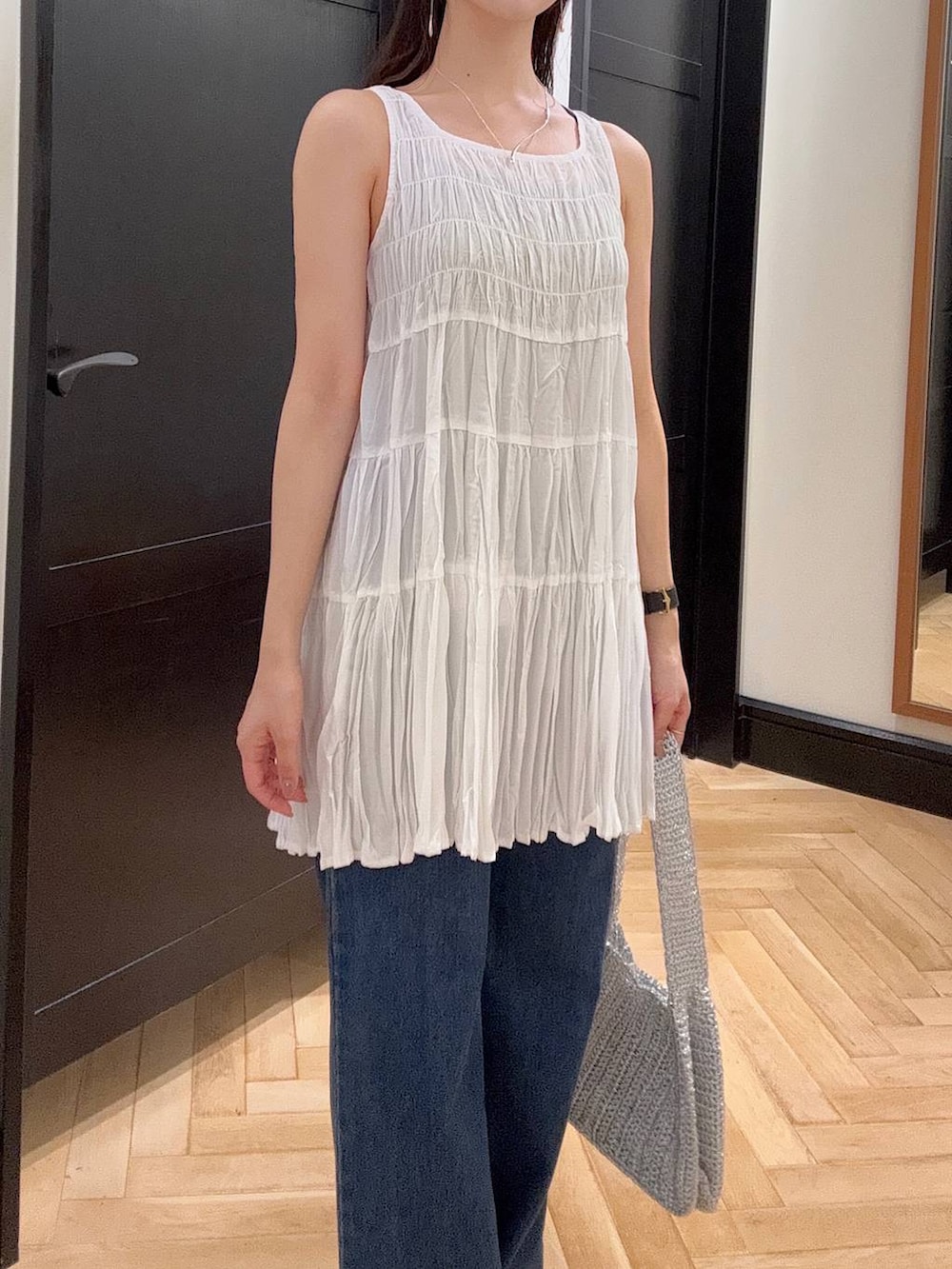 「きれいめ、差し色コーデ、apart by lowrys、デニムパンツ、ノースリーブ、新作、夏コーデ」｜「A part byのApb ストレートデニムパンツ（デニムパンツ、ブルー系）」を使った、Shioriさん（レディース・158cm）の夏コーディネートの4枚目の写真