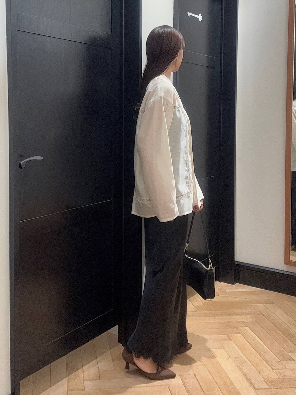 ブルー系のワンピース、ホワイト系のシャツ/ブラウス、ブラック系のショルダーバッグを着用したレディースの夏コーディネートの2枚目の写真