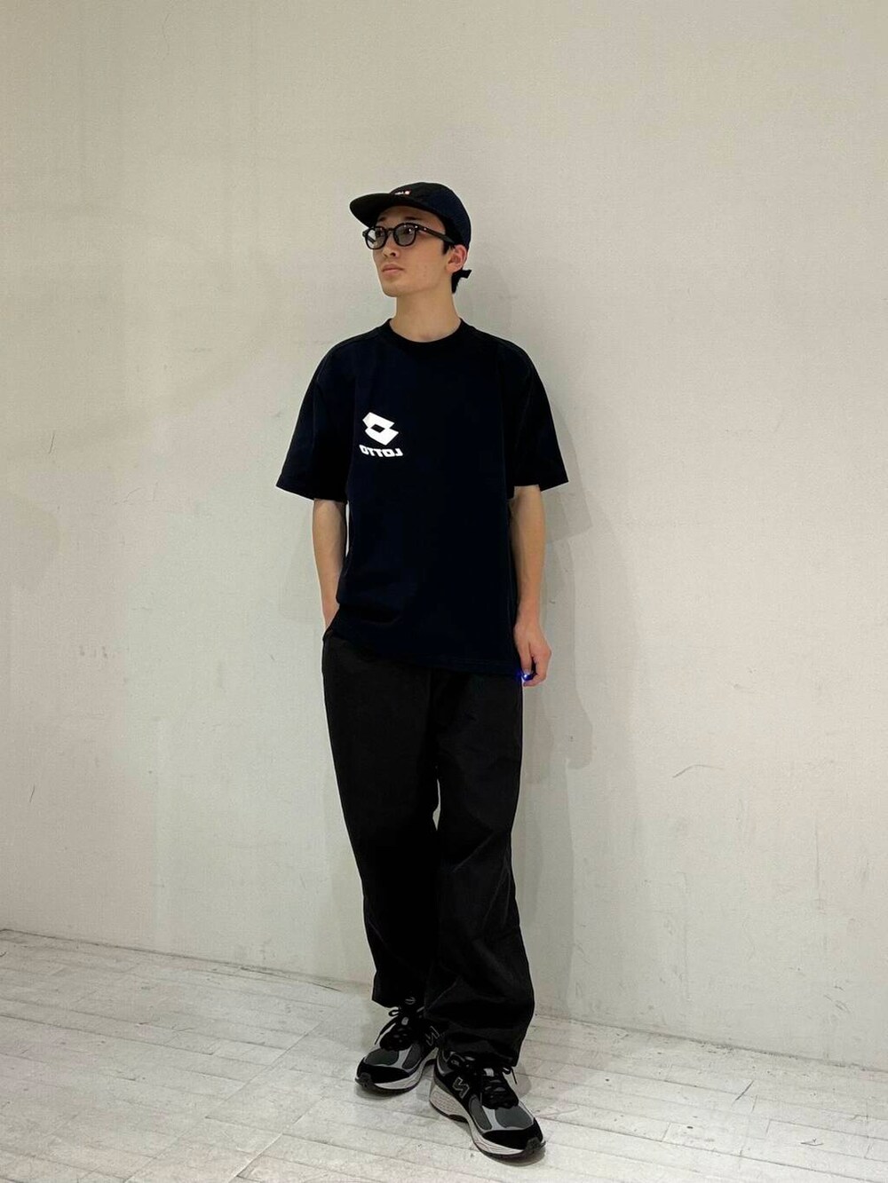 ブルー系のTシャツ/カットソー、ブラック系のその他パンツ、ブラック系のメガネを着用したメンズの夏コーディネートの2枚目の写真