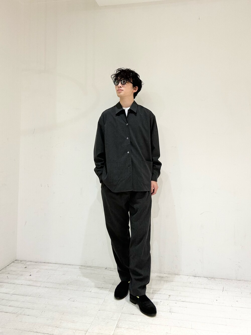 ブラック系のドレスシューズ、グレー系のその他アウター、グレー系のその他パンツを着用したメンズの秋コーディネートの3枚目の写真