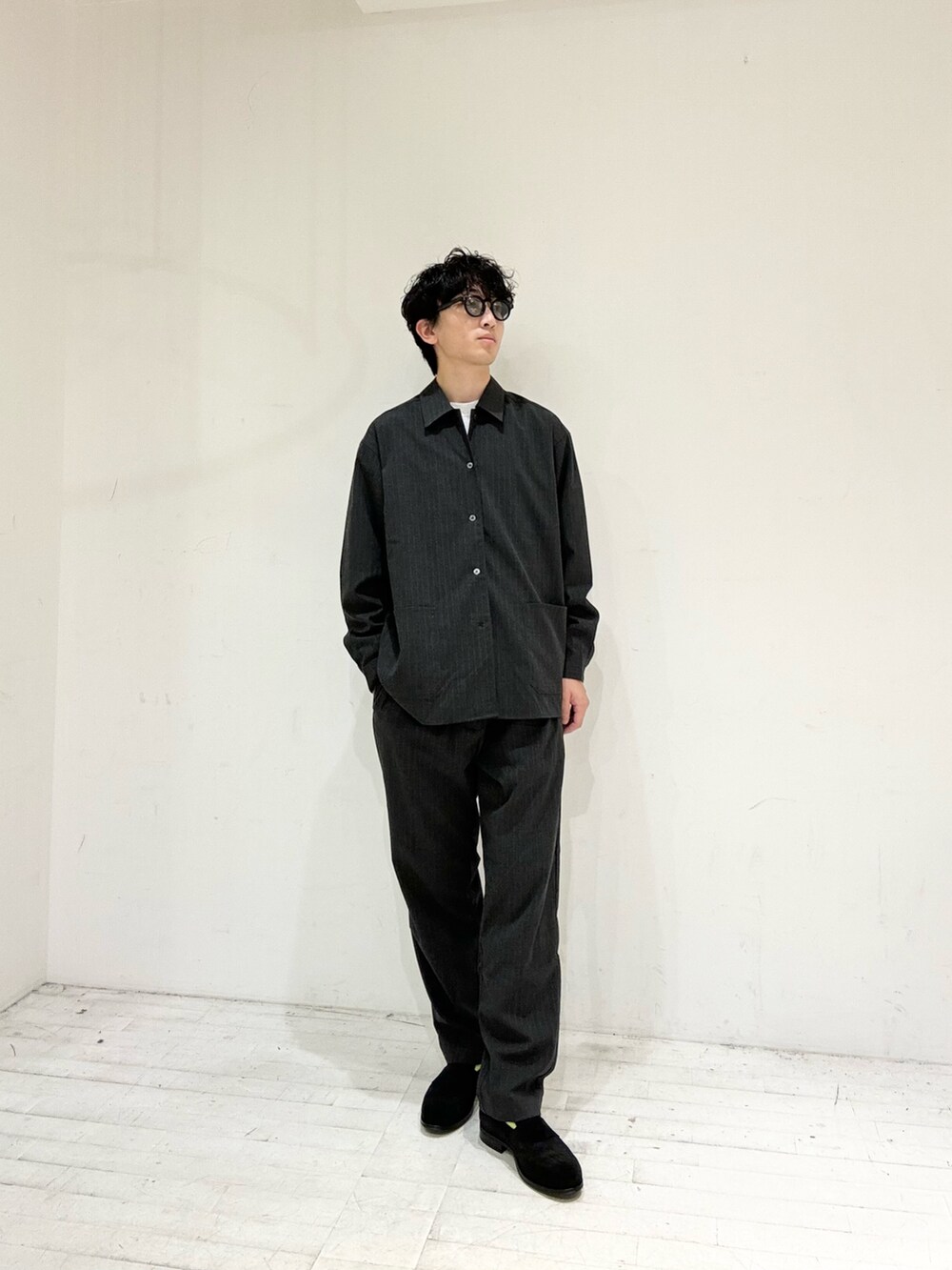 ブラック系のドレスシューズ、グレー系のその他アウター、グレー系のその他パンツを着用したメンズの秋コーディネートの4枚目の写真