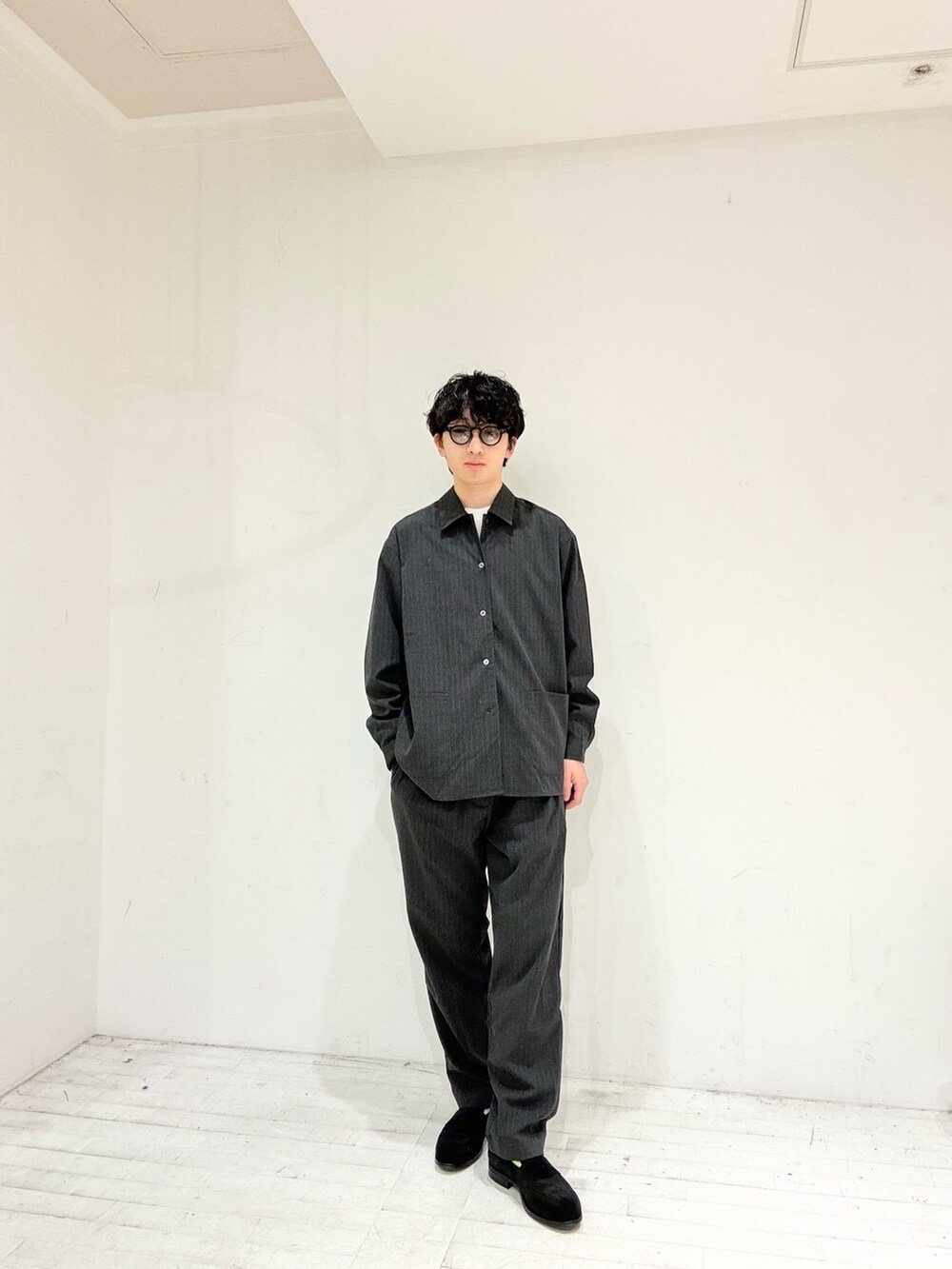 ブラック系のドレスシューズ、グレー系のその他アウター、グレー系のその他パンツを着用したメンズの秋コーディネートの2枚目の写真