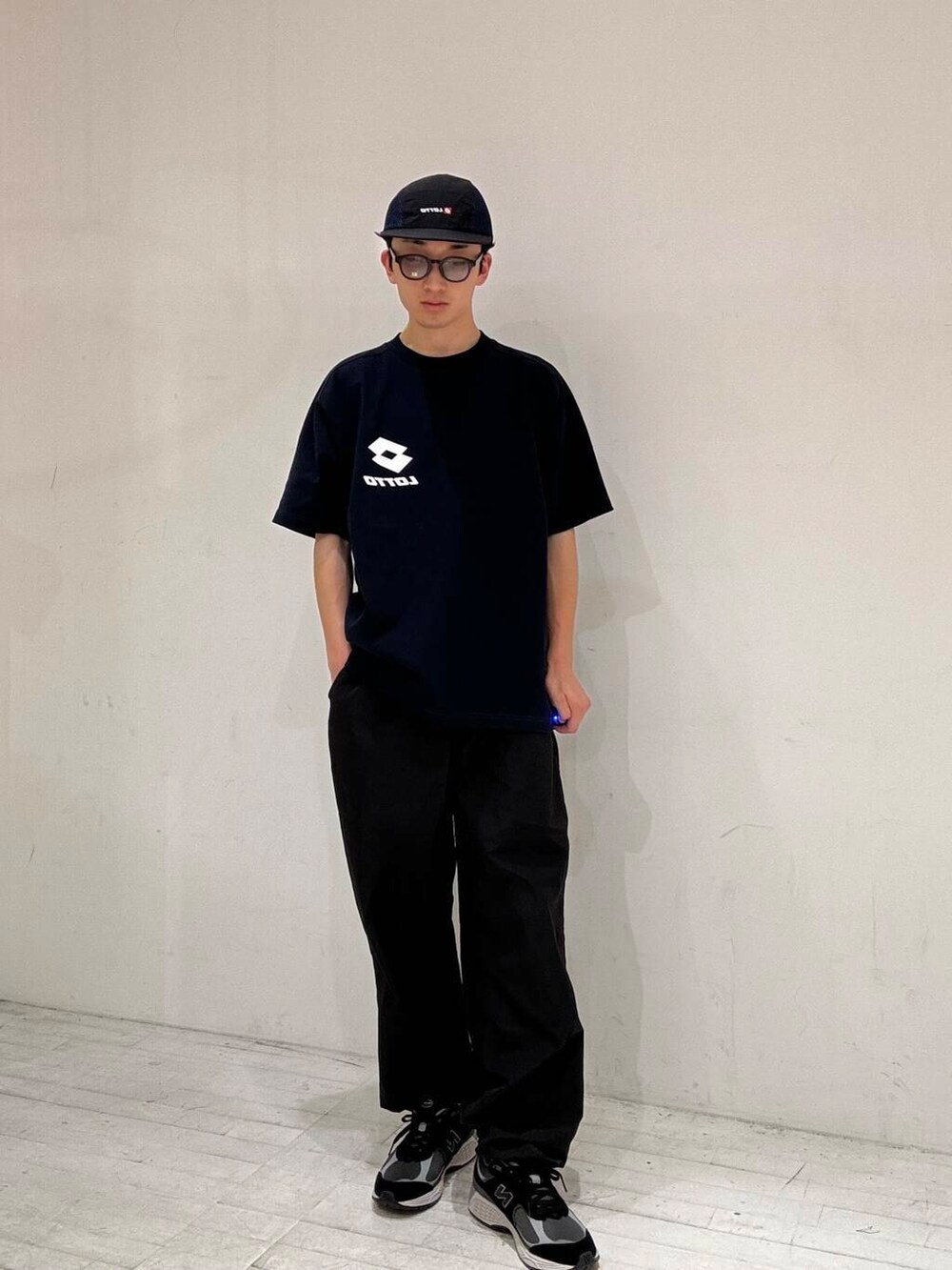 ブルー系のTシャツ/カットソー、ブラック系のその他パンツ、ブラック系のメガネを着用したメンズの夏コーディネートの3枚目の写真