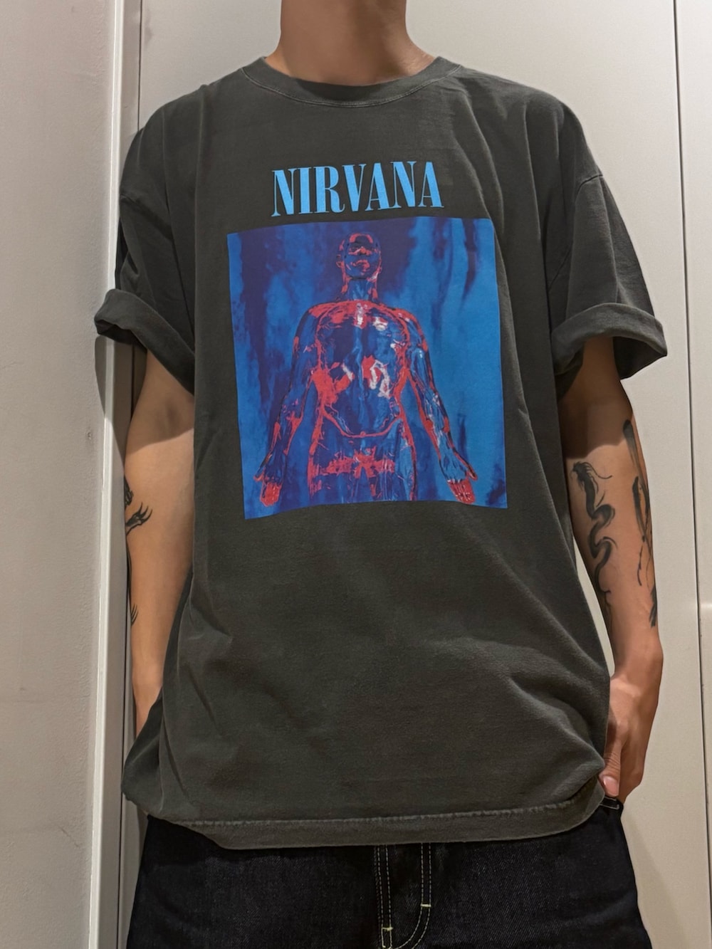 ブラック系のTシャツ/カットソーを着用したメンズの夏コーディネートの2枚目の写真