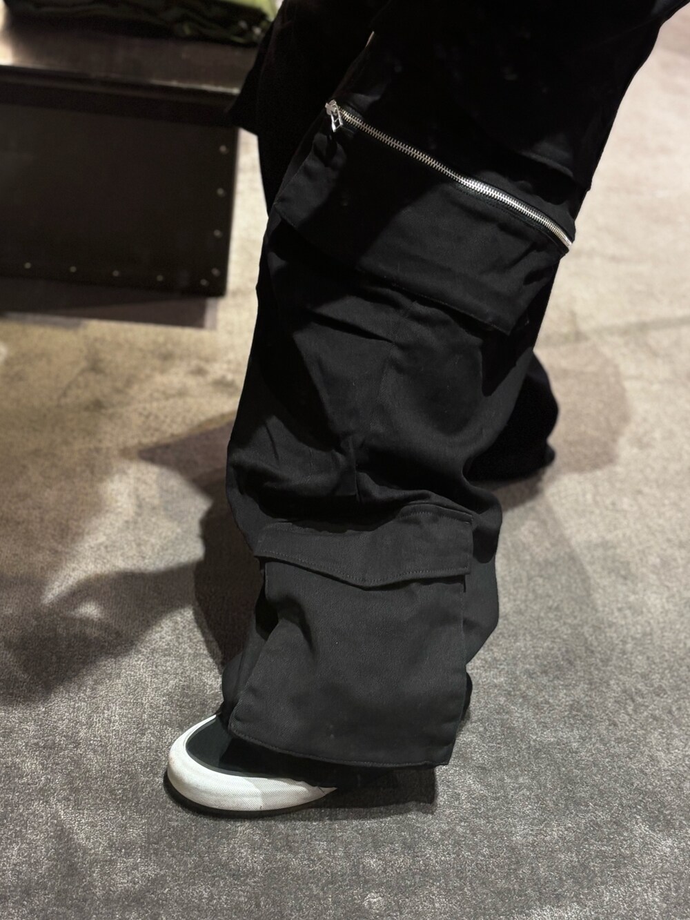 ブラック系のカーゴパンツを着用したメンズの夏コーディネートの2枚目の写真