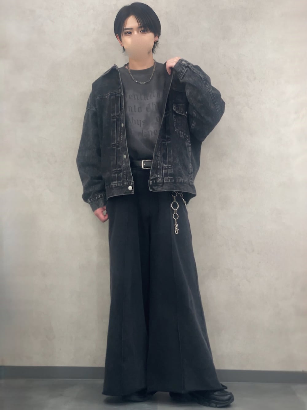 ブラック系のデニムジャケット、ブラック系のスウェット、ブラック系のスウェットパンツを着用したメンズの冬コーディネートの2枚目の写真