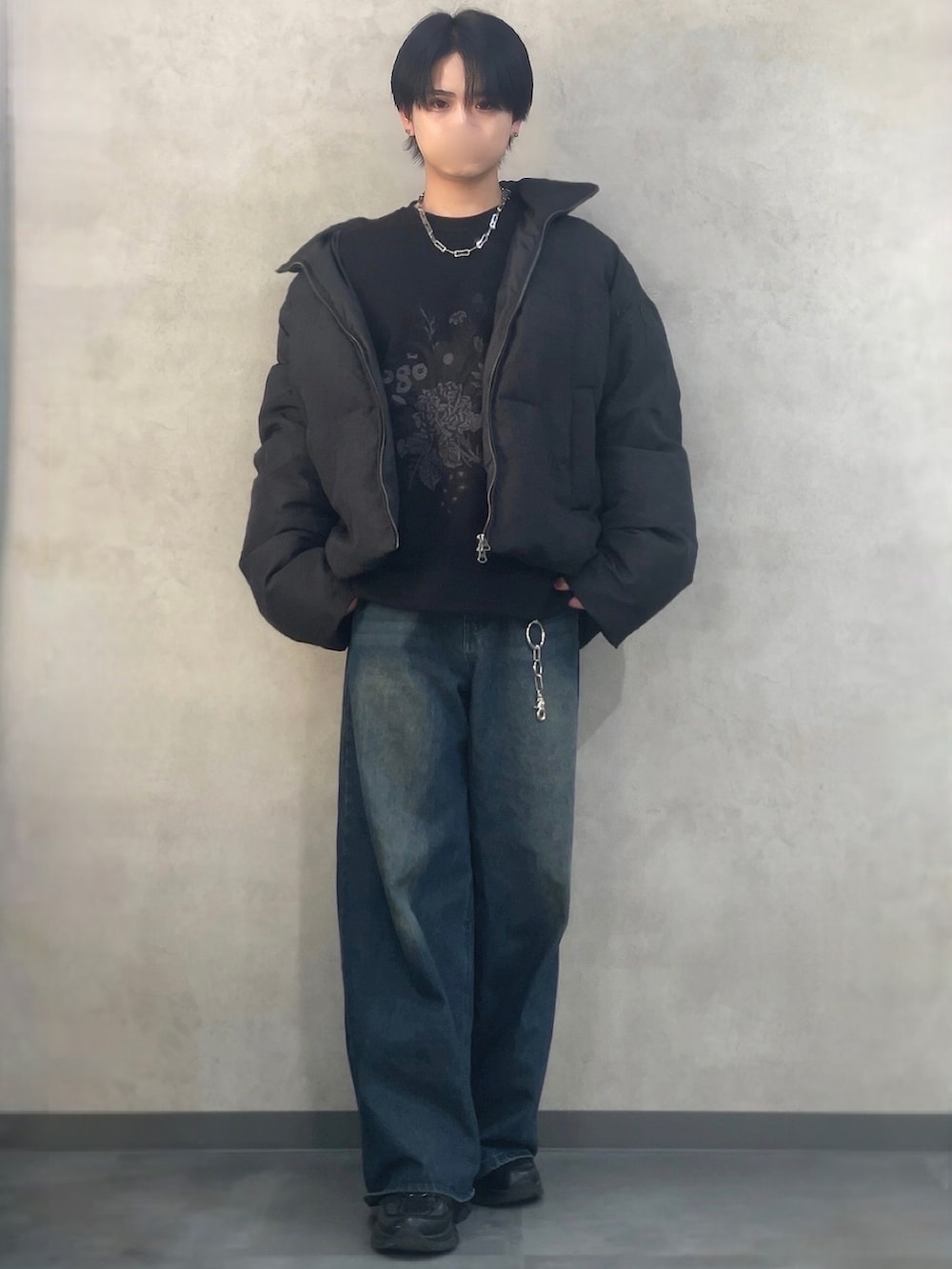 ブラック系のダウンジャケット/コート、ブラック系のスウェット、ブルー系のデニムパンツを着用したメンズの冬コーディネートの2枚目の写真