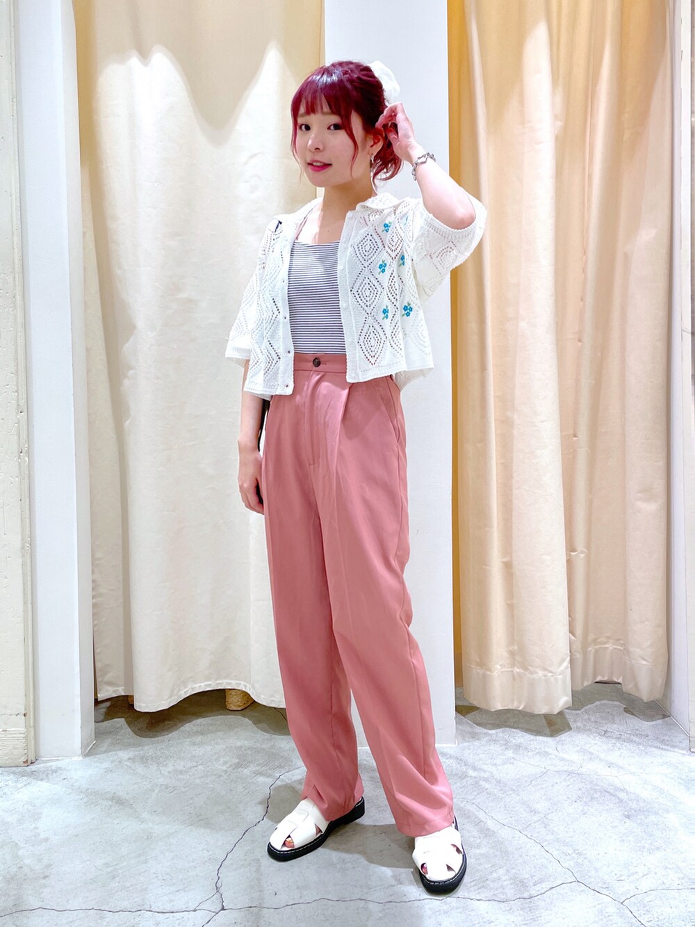 「wcloset、w closet、ダブルクローゼット、オトナ女子、ガーリー、カジュアルガーリー、夏、大人かわいい、カラーコーデ、刺繍、ショート丈、ピンク、スラックス、ボーダー、骨格ストレート」|「w closetの透かし編み刺繍入り襟付カーディガン(カーディガン/ボレロ、ホワイト系)」を使った、Shiho Moriokaさん(レディース・157cm)の夏コーディネートの2枚目の写真