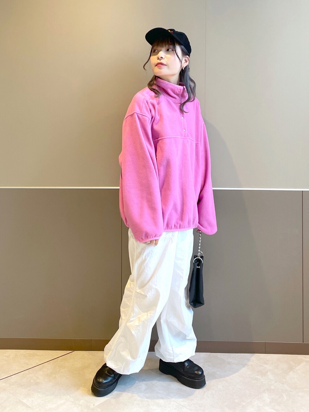 「wcloset、w closet、ダブルクローゼット、秋のコーデ、秋服、カジュアルコーデ、カジュアル、カラーコーデ、フリース、ピンクコーデ、パラシュートパンツ、カーゴパンツ、古着コーデ、オーバーサイズ、骨格ナチュラル」｜「w closetのフリースハーフスナッププルオーバー（その他トップス、ピンク系）」を使った、Shiho Moriokaさん（レディース・157cm）の秋コーディネートの3枚目の写真