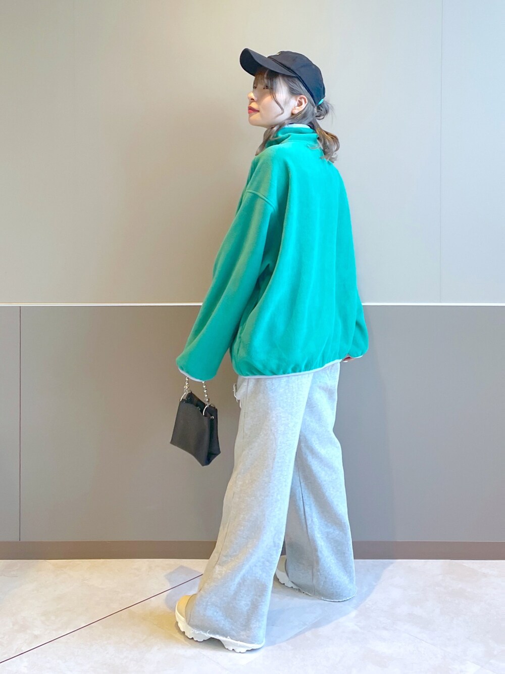 「wcloset、w closet、ダブルクローゼット、alleybywcloset、アリーバイダブルクローゼット、秋服コーデ、カジュアルコーデ、秋、フリース、スウェット、スウェットパンツ、ストリート、カラーコーデ、グリーンコーデ、骨格ストレート」｜「w closetのフリースハーフスナッププルオーバー（その他トップス、グリーン系）」を使った、Shiho Moriokaさん（レディース・157cm）の秋コーディネートの3枚目の写真