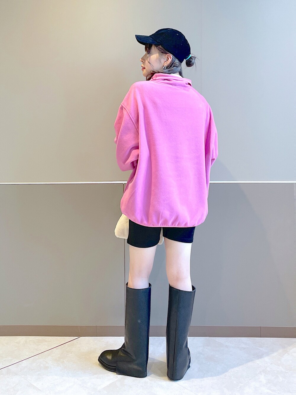 「wcloset、w closet、ダブルクローゼット、秋のコーデ、フリース、ボーダー、ショートパンツ、ロングブーツ、カラーコーデ、キャップコーデ、カジュアルコーデ、ファーバッグ、韓国ファッション、骨格ストレート、ブーツ」|「w closetの★先行予約★フリースハーフスナッププルオーバー【11月中旬入荷】(ジャケット/アウター、ピンク系)」を使った、Shiho Moriokaさん(レディース・157cm)の秋コーディネートの4枚目の写真