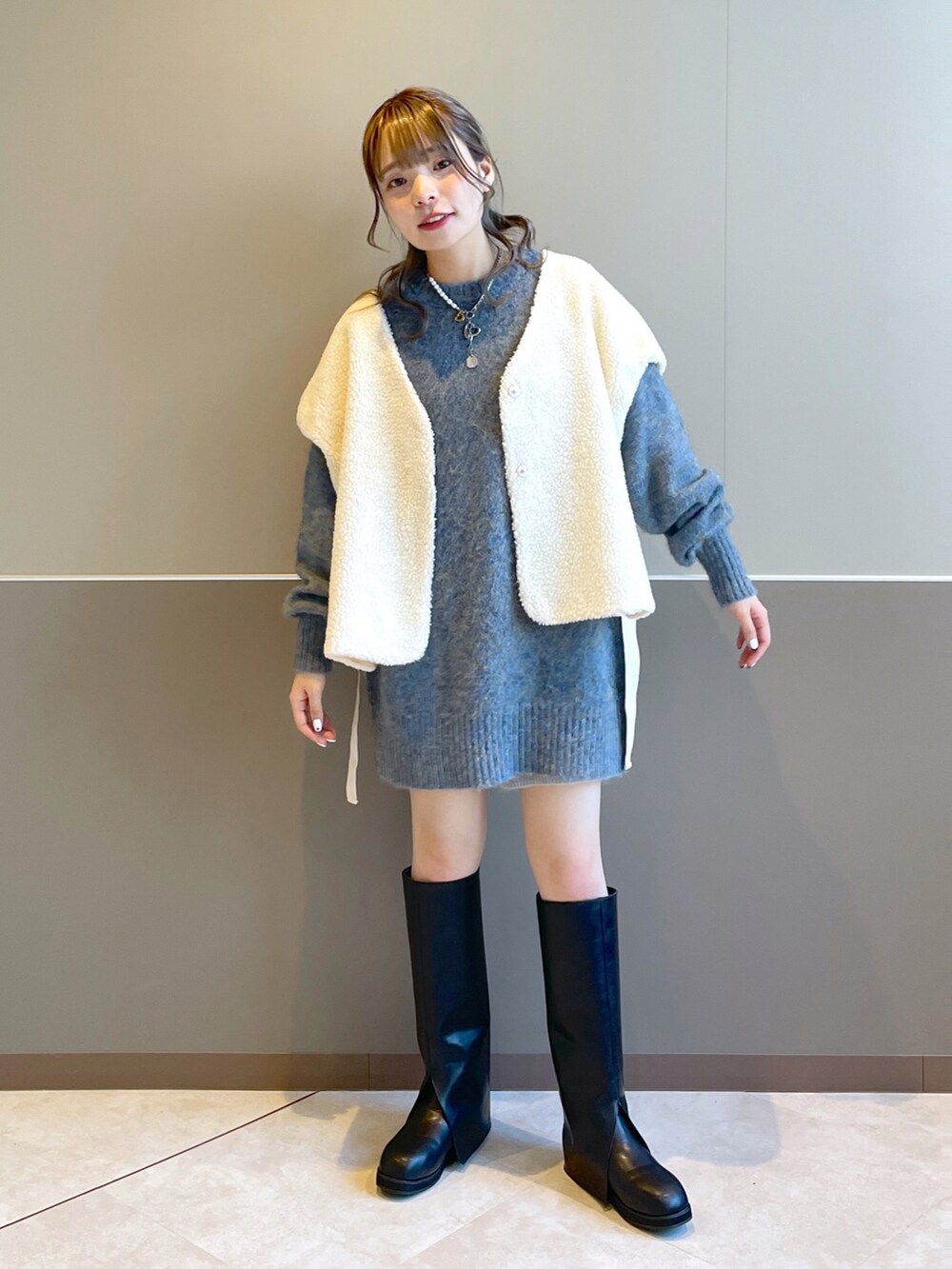 「wcloset、w closet、ダブルクローゼット、冬コーデ、冬、キルティング、ボアベスト、カジュアルコーデ、ロングブーツ、ニット、カラーニット、ミニ丈、カラーコーデ、大人かわいい、骨格ストレート」｜「w closetの【マルチウェイ】中綿キルティングVネックジャケット（ミリタリージャケット、ホワイト系）」を使った、Shiho Moriokaさん（レディース・157cm）の秋コーディネートの4枚目の写真