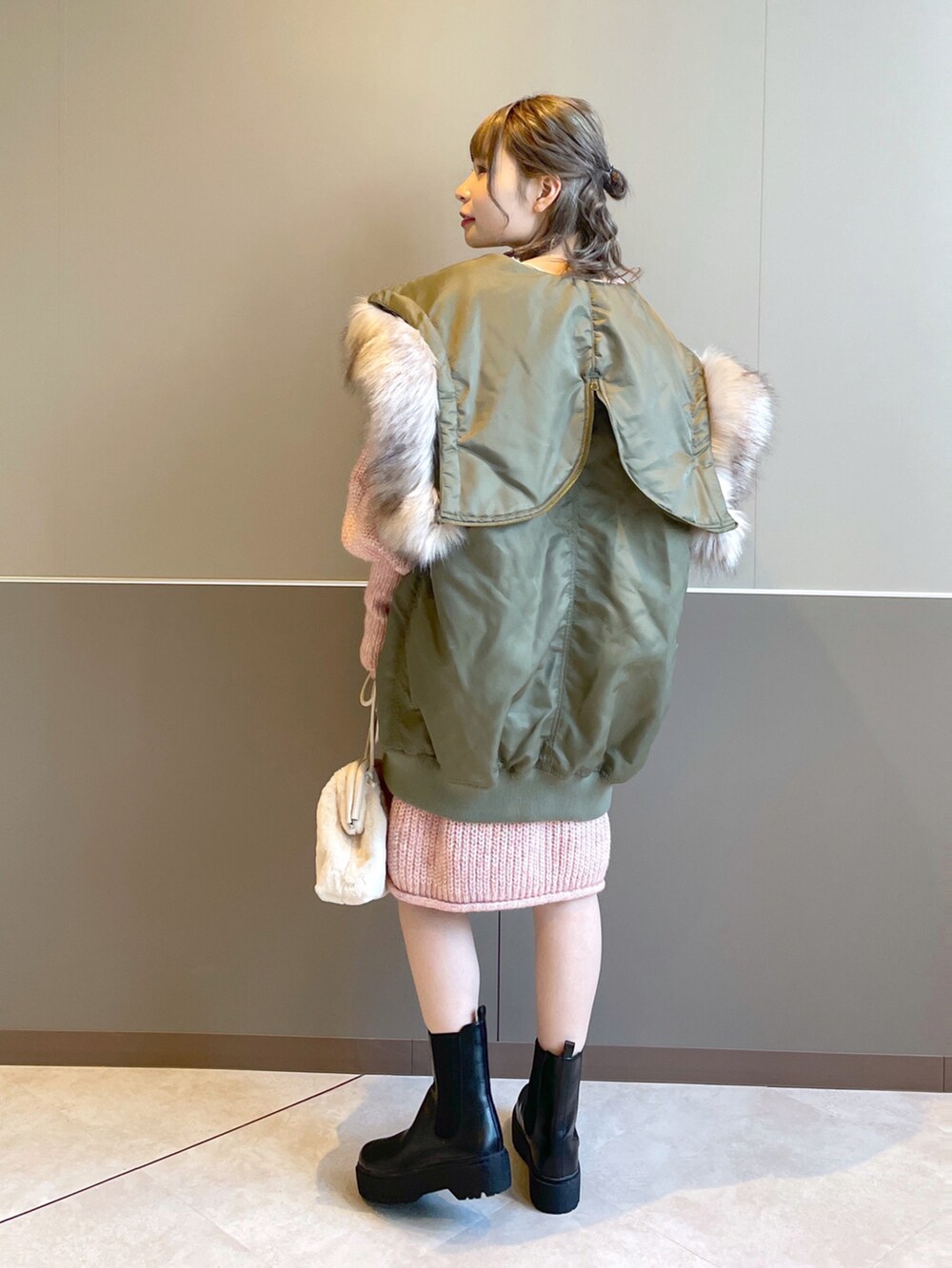 「wcloset、w closet、ダブルクローゼット、alleybywcloset、アリーバイダブルクローゼット、バラクラバ、ニットワンピース、ミニワンピ、N3B、秋冬コーデ、冬アウター、カジュアルガーリー、カラーコーデ、サイドゴアブーツ、骨格ストレート」｜「Alley by w closetの【マルチウェイ】【Alley】N-3Bブルゾン（ミリタリージャケット、グリーン系）」を使った、Shiho Moriokaさん（レディース・157cm）の秋コーディネートの3枚目の写真