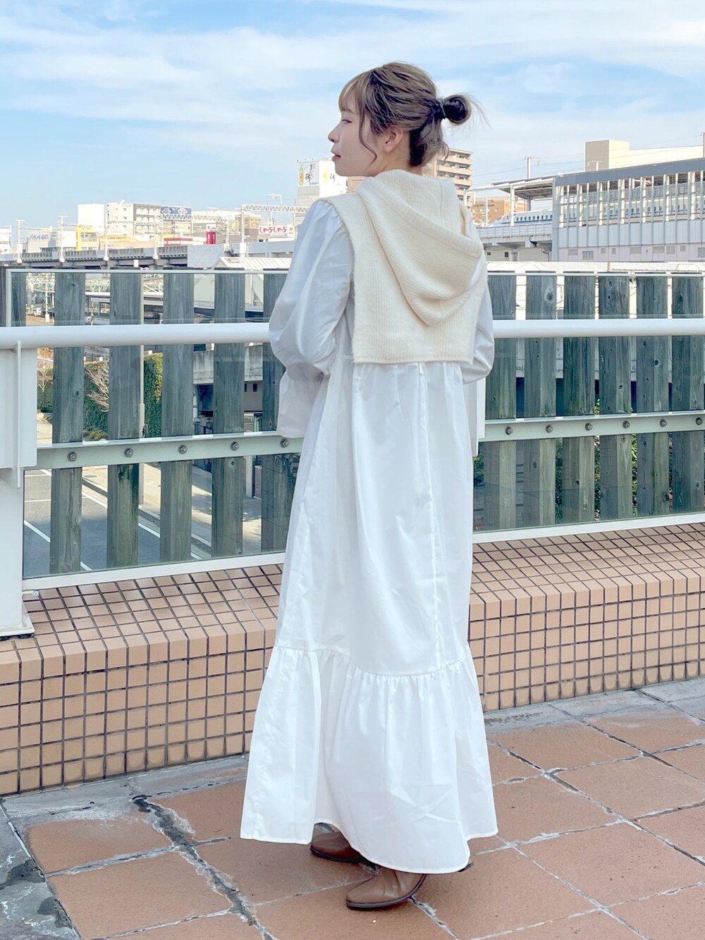 「wcloset、w closet、ダブルクローゼット、冬コーデ、秋冬コーデ、キルティング、キルティングジャケット、ワンピース、レイヤードスタイル、ニットベスト、フード、大人かわいい、ガーリー、ゆるコーデ、骨格ストレート」｜「w closetの【マルチウェイ】中綿キルティングVネックジャケット（ミリタリージャケット、ベージュ系）」を使った、Shiho Moriokaさん（レディース・157cm）の冬コーディネートの5枚目の写真