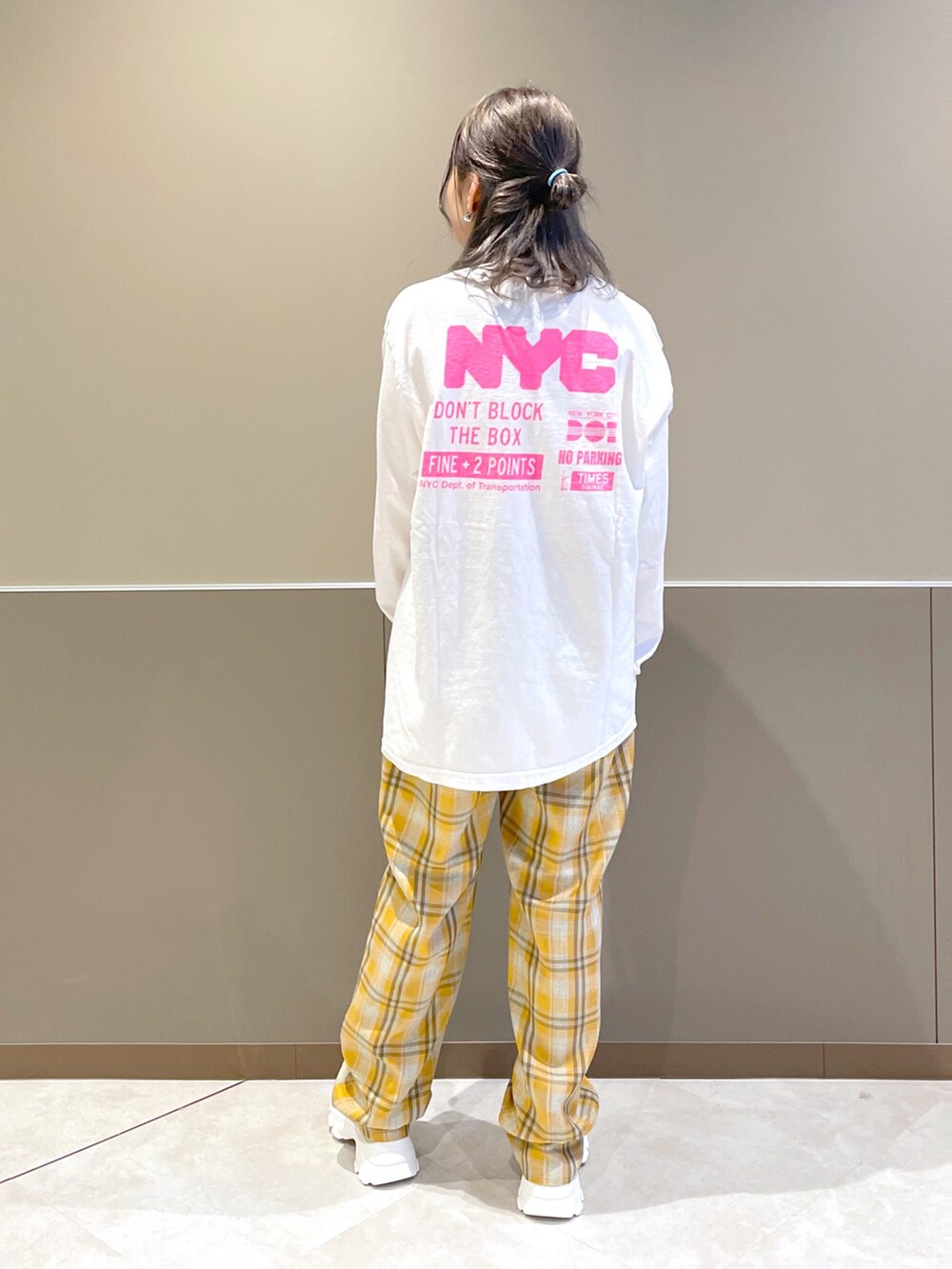 「wcloset、w closet、ダブルクローゼット、秋のコーデ、秋服、カジュアルコーデ、カラーコーデ、MA-1、ベスト、ロンT、ロゴT、チェックパンツ、カラーパンツ、スニーカーブーツ、骨格ストレート」｜「w closetの【2WAY】MA-1（MA-1、グリーン系）」を使った、Shiho Moriokaさん（レディース・157cm）の秋コーディネートの4枚目の写真