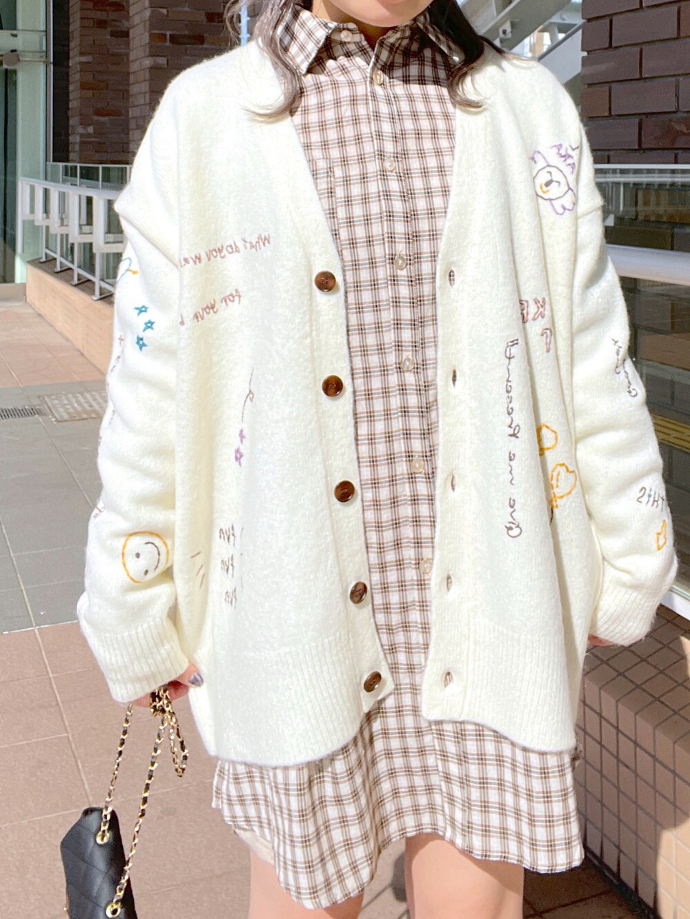 「wcloset、w closet、ダブルクローゼット、秋服コーデ、ニット、チェックシャツ、カーディガン、柄ニット、ブーツ、ショートブーツ、ミニワンピ、ミニ丈、肌見せ、骨格ストレート」｜「w closetのアイテム（カーディガン/ボレロ、ホワイト系）」を使った、Shiho Moriokaさん（レディース・157cm）の秋コーディネートの3枚目の写真