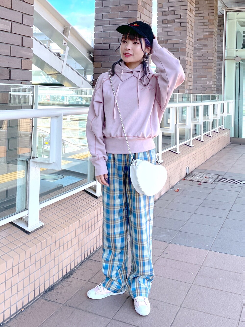 「wcloset、w closet、ダブルクローゼット、秋のコーデ、カジュアルコーデ、秋、ラクチンコーデ、カラーコーデ、カラー×コーデ、スウェット、バラクラバ、チェックパンツ、ピンクコーデ、ブルーコーデ、骨格ストレート」｜「w closetの【マルチウェイ】フーディバラクラバ＆スウェットSET（スウェット、ピンク系）」を使った、Shiho Moriokaさん（レディース・157cm）の秋コーディネートの2枚目の写真