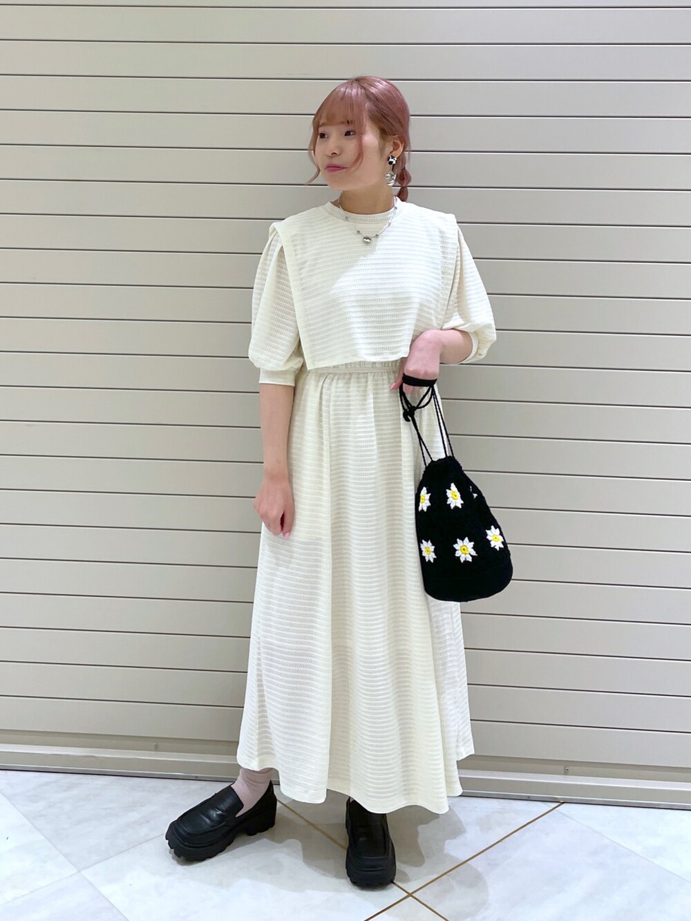 「ワンピース、レイヤードスタイル、w closet、春服、ダブルクローゼット、春コーデ、ミニバッグ、シアーシャツ、シアー、カラー×コーデ」|「w closetのシアースノーパーカー(ブルゾン、ピンク系)」を使った、Shiho Moriokaさん(レディース・157cm)の春コーディネートの2枚目の写真