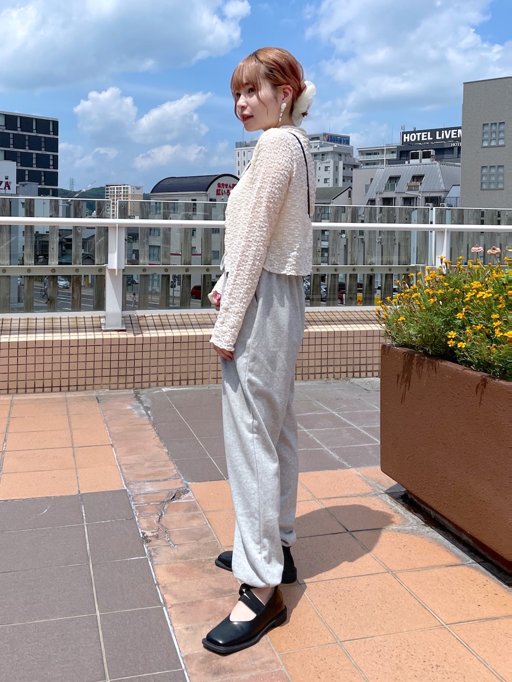 「w closet、wcloset、ダブルクローゼット、alleybywcloset、アリーバイダブルクローゼット、カーディガン、秋のコーデ、秋服準備はじめました、パンツスタイル、スウェットパンツ、甘辛mix、カジュアルガーリー、韓国ファッション、骨格ストレート」|「w closetのフラワージャガード衿付カーディガン(カーディガン/ボレロ、ホワイト系)」を使った、Shiho Moriokaさん(レディース・157cm)の夏コーディネートの2枚目の写真