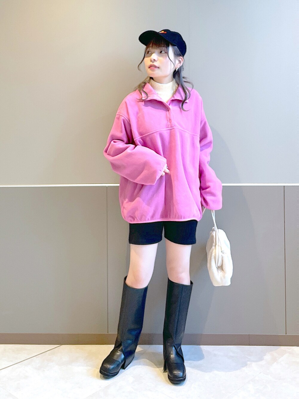 「wcloset、w closet、ダブルクローゼット、秋のコーデ、フリース、ボーダー、ショートパンツ、ロングブーツ、カラーコーデ、キャップコーデ、カジュアルコーデ、ファーバッグ、韓国ファッション、骨格ストレート、ブーツ」|「w closetの★先行予約★フリースハーフスナッププルオーバー【11月中旬入荷】(ジャケット/アウター、ピンク系)」を使った、Shiho Moriokaさん(レディース・157cm)の秋コーディネートの2枚目の写真