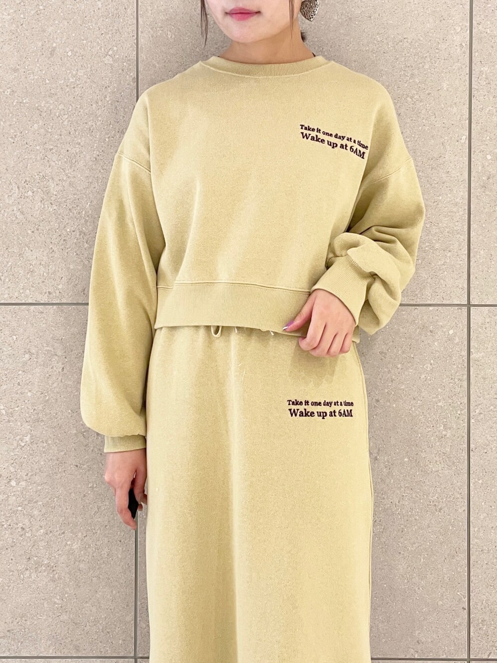 「wcloset、ダブルクローゼット、ボア、ボアジャケット、リバーシブル、スウェット、ショート丈トップス、ショート丈、スカート、スウェットスカート、セットアップ、ブーツ」｜「w closetのエコスエードムートンパッチワークジャケット（ムートンコート、ベージュ系）」を使った、Shiho Moriokaさん（レディース・157cm）の秋コーディネートの2枚目の写真
