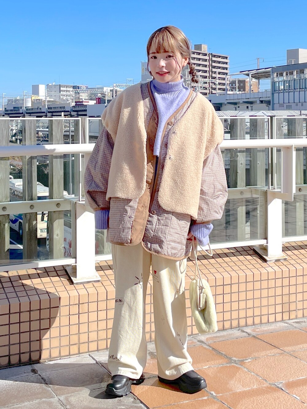 「wcloset、w closet、ダブルクローゼット、冬のコーデ、秋のコーデ、キルティング、キルティングジャケット、レイヤードスタイル、タートルネック、ショート丈トップス、コーデュロイパンツ、カラーコーデ、カジュアル、ビッグシルエット、骨格ストレート」｜「w closetの【マルチウェイ】中綿キルティングVネックジャケット（ミリタリージャケット、ベージュ系）」を使った、Shiho Moriokaさん（レディース・157cm）の秋コーディネートの2枚目の写真