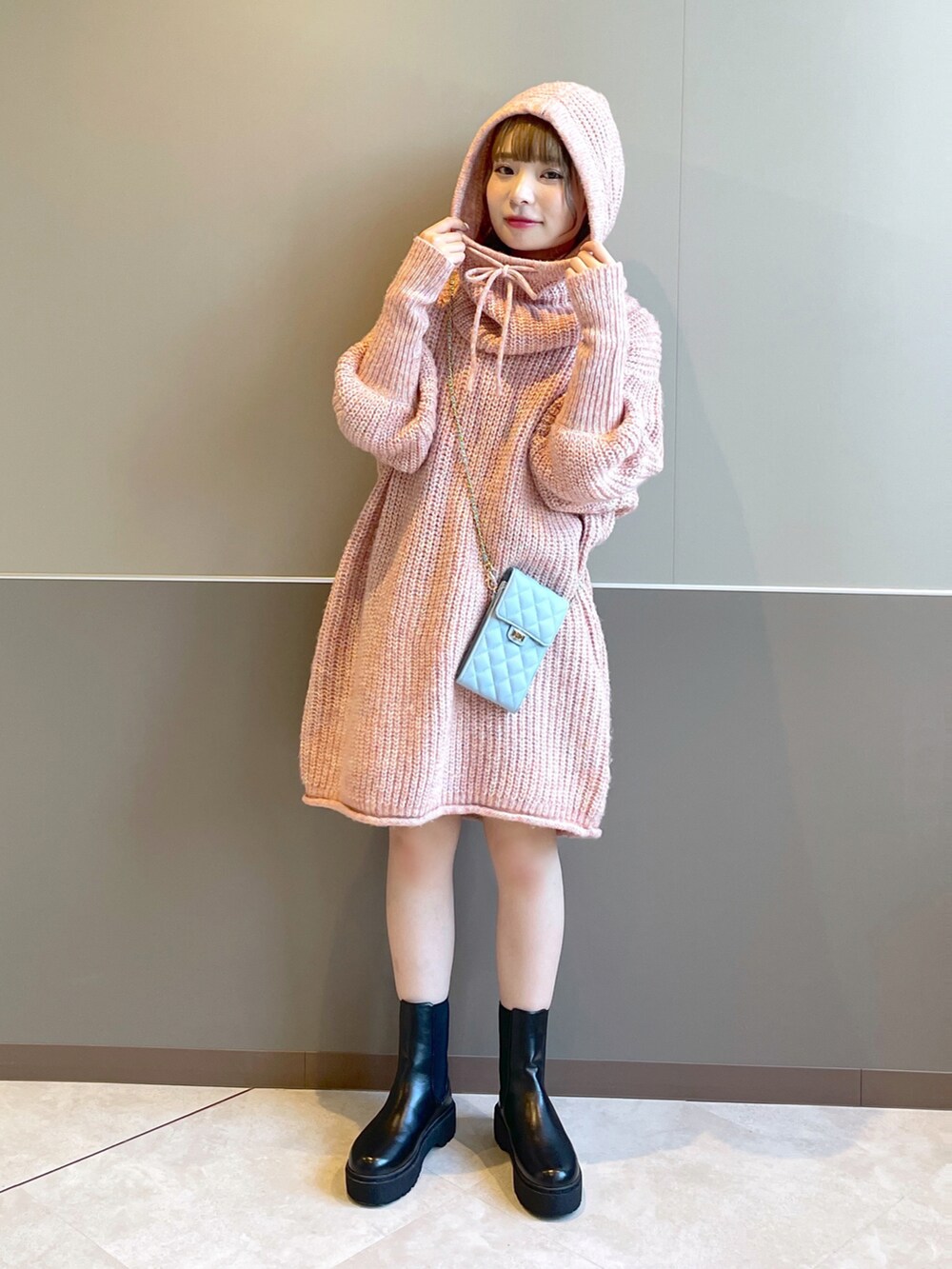 「wcloset、w closet、ダブルクローゼット、alleybywcloset、アリーバイダブルクローゼット、バラクラバ、ニットワンピース、ミニワンピ、N3B、秋冬コーデ、冬アウター、カジュアルガーリー、カラーコーデ、サイドゴアブーツ、骨格ストレート」｜「Alley by w closetの【マルチウェイ】【Alley】N-3Bブルゾン（ミリタリージャケット、グリーン系）」を使った、Shiho Moriokaさん（レディース・157cm）の秋コーディネートの4枚目の写真