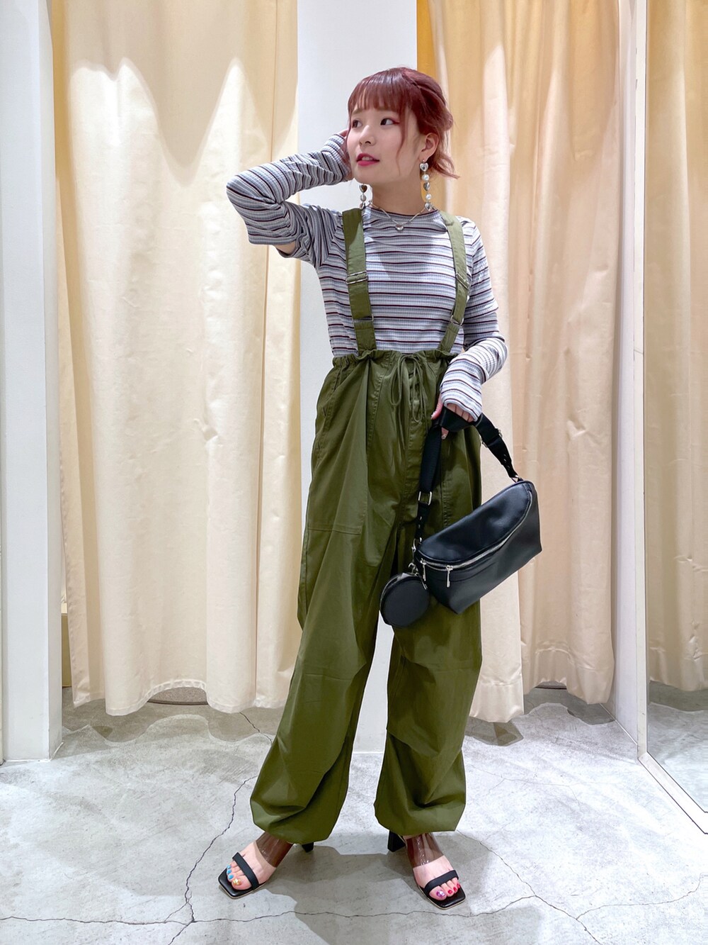 「wcloset、w closet、ダブルクローゼット、お出かけコーデ、カジュアル、パラシュートパンツ、ボーダー、アームウォーマー、アームカバー、y2k、大人カジュアル、パンツスタイル、サロペット、骨格ストレート」|「w closetの【マルチウェイ】マルチボーダーアームカバープルオーバー(Tシャツ/カットソー、ブルー系)」を使った、Shiho Moriokaさん(レディース・157cm)の夏コーディネートの2枚目の写真