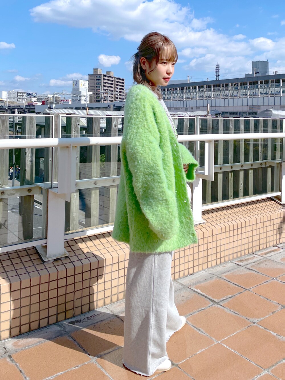 「wcloset、w closet、ダブルクローゼット、alleybywcloset、アリーバイダブルクローゼット、パンツスタイル、セットアップ、スウェットパンツ、カーディガン、カラーコーデ、韓国ファッション、韓国コーデ、骨格ストレート」｜「Alley by w closetの【Alley】ダメージスウェットパンツ（スウェットパンツ、グレー系）」を使った、Shiho Moriokaさん（レディース・157cm）の秋コーディネートの3枚目の写真