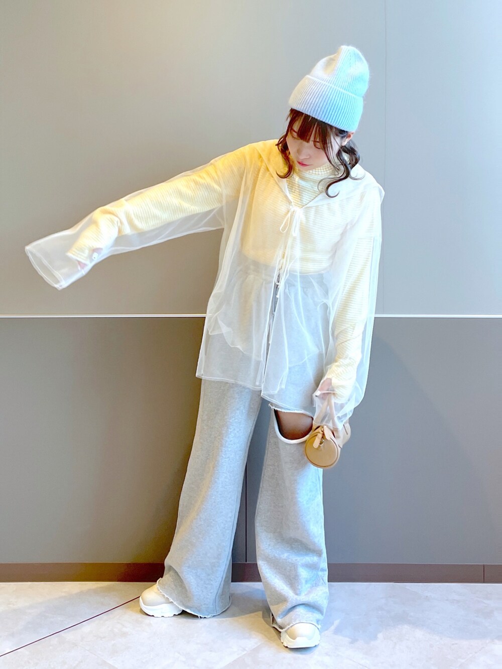 「wcloset、w closet、ダブルクローゼット、秋冬コーデ、チュール、レイヤードスタイル、ボーダーニット、スウェットパンツ、カジュアルガーリー、カラーコーデ、スニーカーブーツ、セーラーカラー、韓国ファッション、韓国コーデ、骨格ストレート」｜「w closetのチュールセーラー衿ブラウス（シャツ/ブラウス、ホワイト系）」を使った、Shiho Moriokaさん（レディース・157cm）の秋コーディネートの2枚目の写真