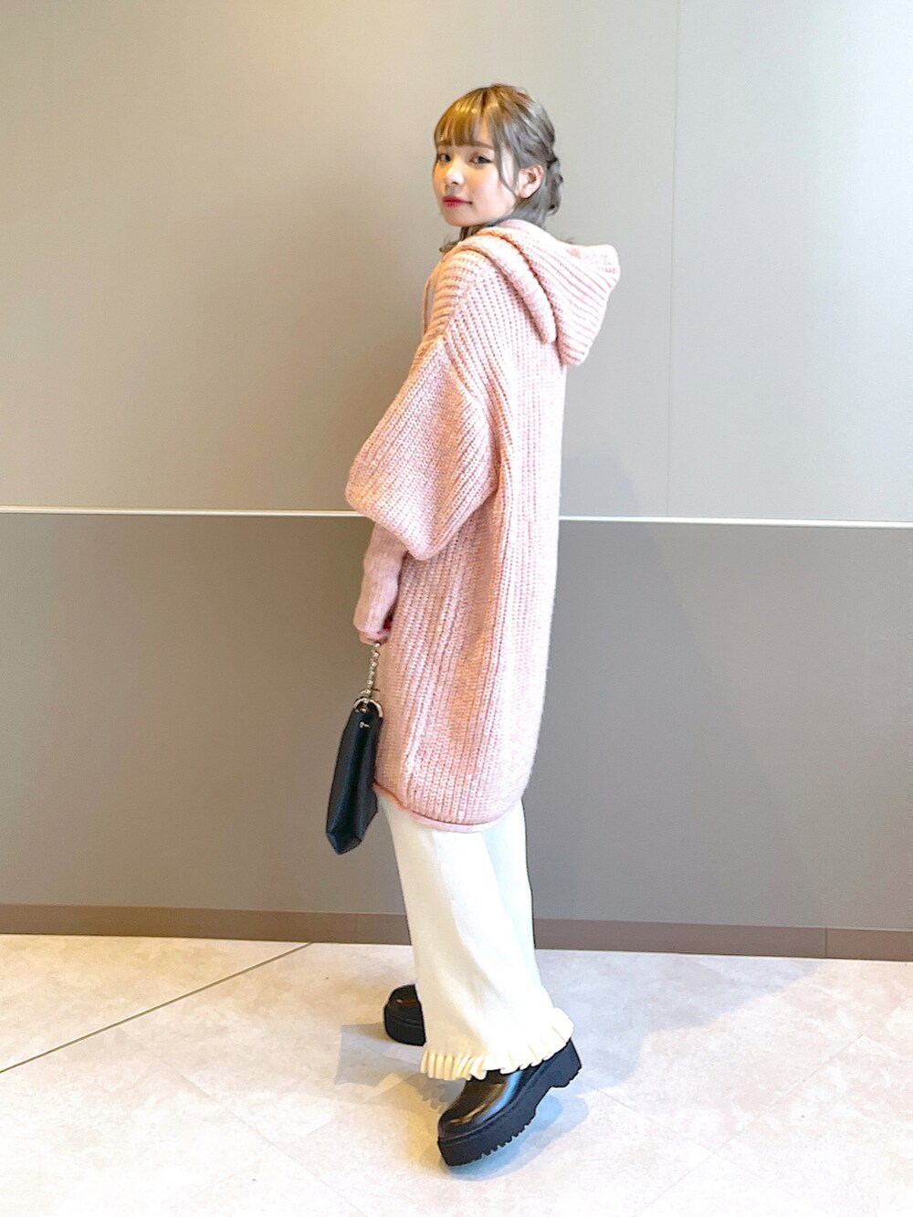 「wcloset、w closet、ダブルクローゼット、冬コーデ、大人カジュアル、カジュアルコーデ、ニット、ニットコーデ、バラクラバ、カラーニット、リブパンツ、カラーコーデ、サイドゴアブーツ、骨格ストレート」｜「w closetの【マルチウェイ】ロングスリーブBIGニット&バラクラバSET（ニット/セーター、ピンク系）」を使った、Shiho Moriokaさん（レディース・157cm）の秋コーディネートの4枚目の写真