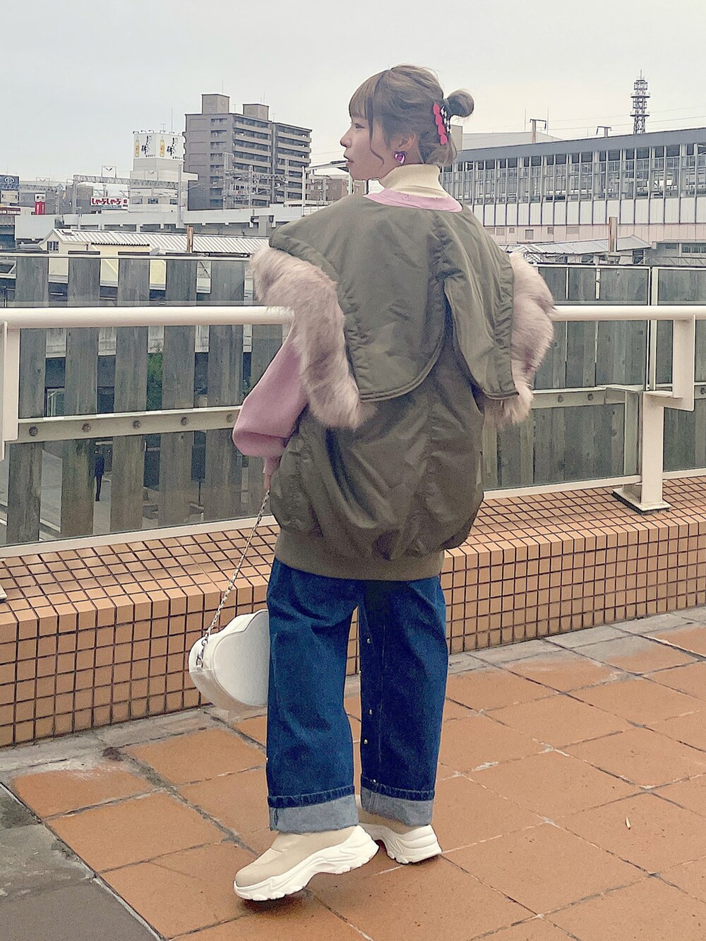 「wcloset、w closet、ダブルクローゼット、冬コーデ、秋冬コーデ、ベスト、N3B、カジュアルコーデ、パンツコーデ、スウェット、カラーコーデ、ピンク、パール、骨格ストレート」｜「Alley by w closetの【マルチウェイ】【Alley】N-3Bブルゾン（ミリタリージャケット、グリーン系）」を使った、Shiho Moriokaさん（レディース・157cm）の冬コーディネートの3枚目の写真