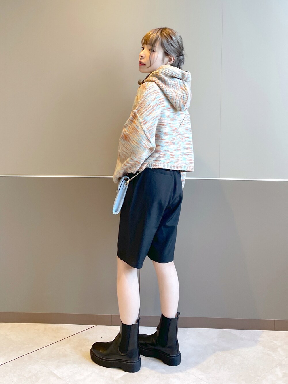 「wcloset、w closet、ダブルクローゼット、冬コーデ、カジュアルコーデ、秋コーデ、ニットコーデ、ミックスニット、キルティング、キルティングジャケット、バラクラバ、ショート丈トップス、ハーフパンツ、サイドゴアブーツ、骨格ストレート」｜「w closetの【マルチウェイ】中綿キルティングVネックジャケット（ミリタリージャケット、グリーン系）」を使った、Shiho Moriokaさん（レディース・157cm）の秋コーディネートの4枚目の写真