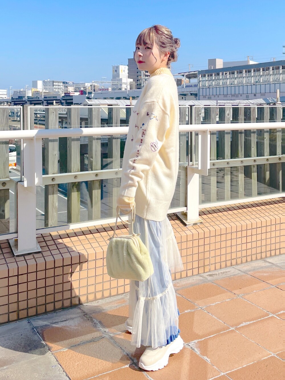 「wcloset、w closet、ダブルクローゼット、秋服コーデ、カジュアルコーデ、カラーコーデ、カーディガン、ポップ、ボーダー、レイヤードスタイル、カラーパンツ、チュール、チュールワンピ、キャミワンピ、骨格ストレート」|「w closetの落書き風レタードカーディガン(カーディガン/ボレロ、ホワイト系)」を使った、Shiho Moriokaさん(レディース・157cm)の秋コーディネートの3枚目の写真