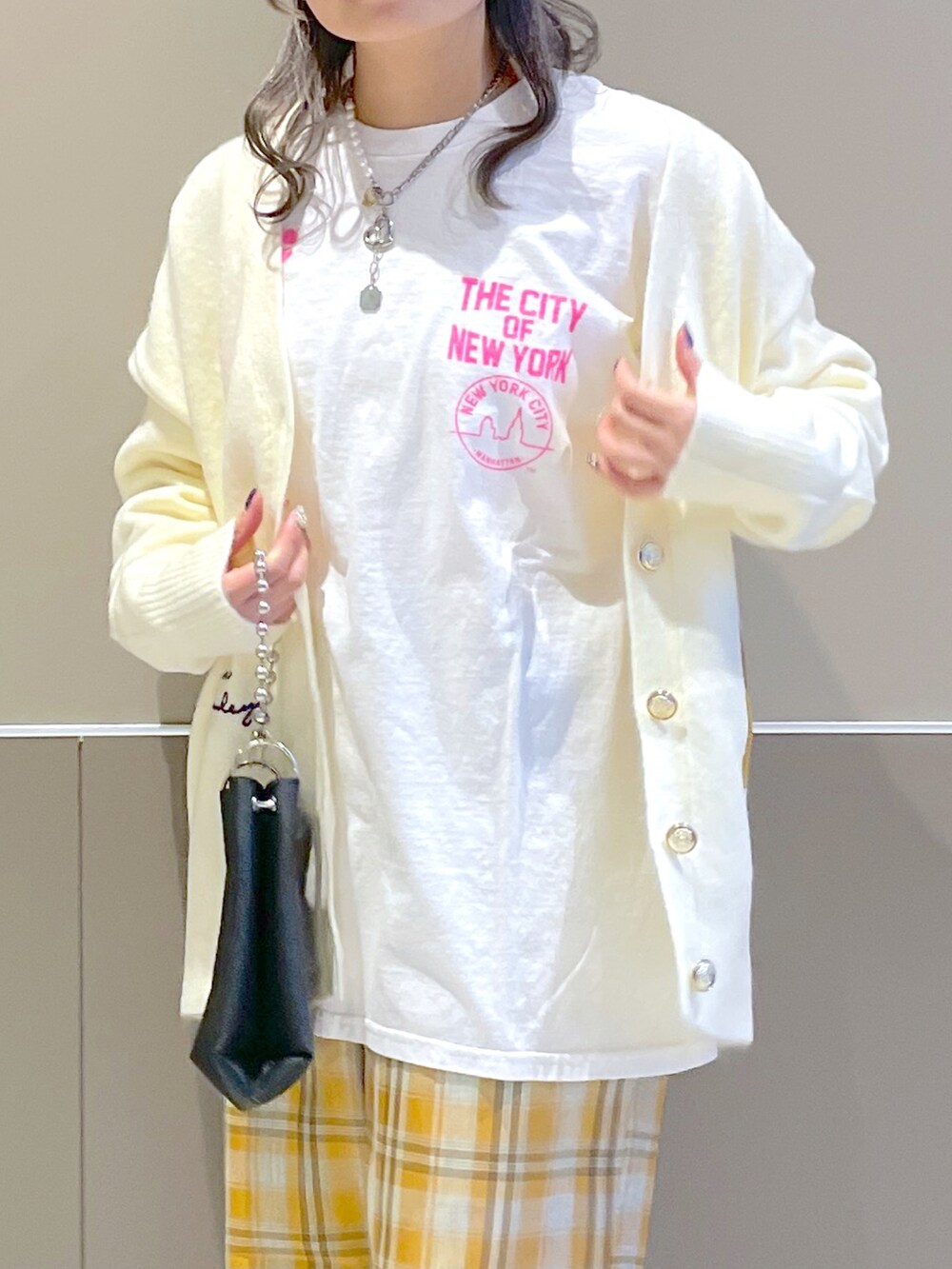 「wcloset、w closet、ダブルクローゼット、カーディガン、カジュアルコーデ、秋冬、パンツスタイル、ゆったりコーデ、レイヤードスタイル、カラーコーデ、レタードカーディガン、チェックパンツ、スニーカーブーツ、ミニバッグ、骨格ストレート」｜「w closetのロゴプリントロンT（Tシャツ/カットソー、ホワイト系）」を使った、Shiho Moriokaさん（レディース・157cm）の秋コーディネートの5枚目の写真