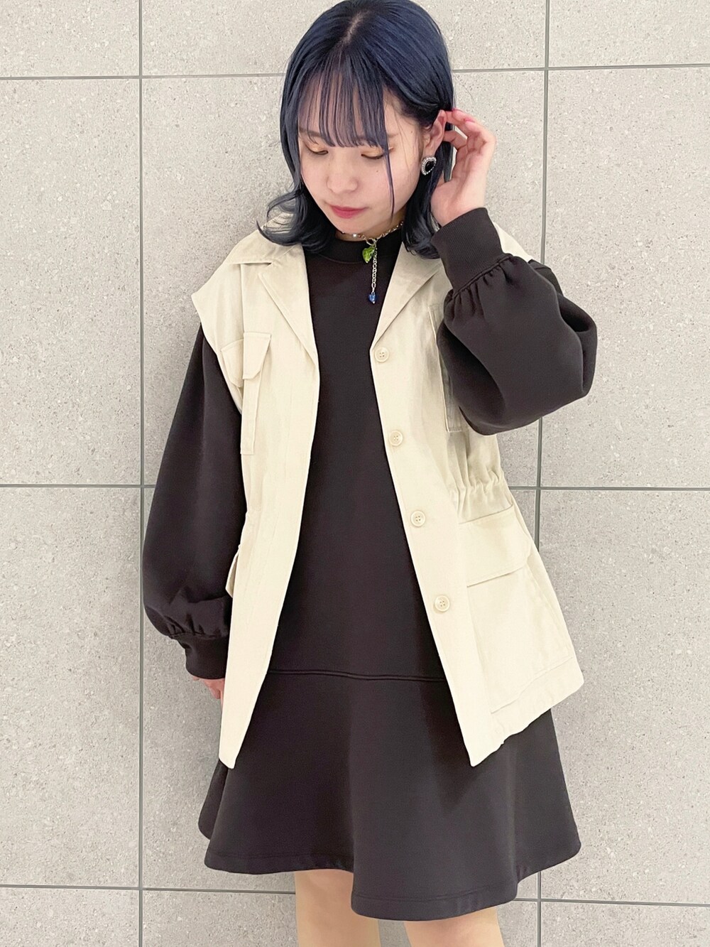 「wcloset、ダブルクローゼット、春物、春服、春、春コーデ、カジュアルコーデ、ミニワンピ、マーメイドワンピース、ミリタリーベスト、バッグ、トートバッグ」｜「w closetのクルーネックボリューム袖フリルワンピース（ワンピース、ブラック系）」を使った、Shiho Moriokaさん（レディース・157cm）の冬コーディネートの2枚目の写真
