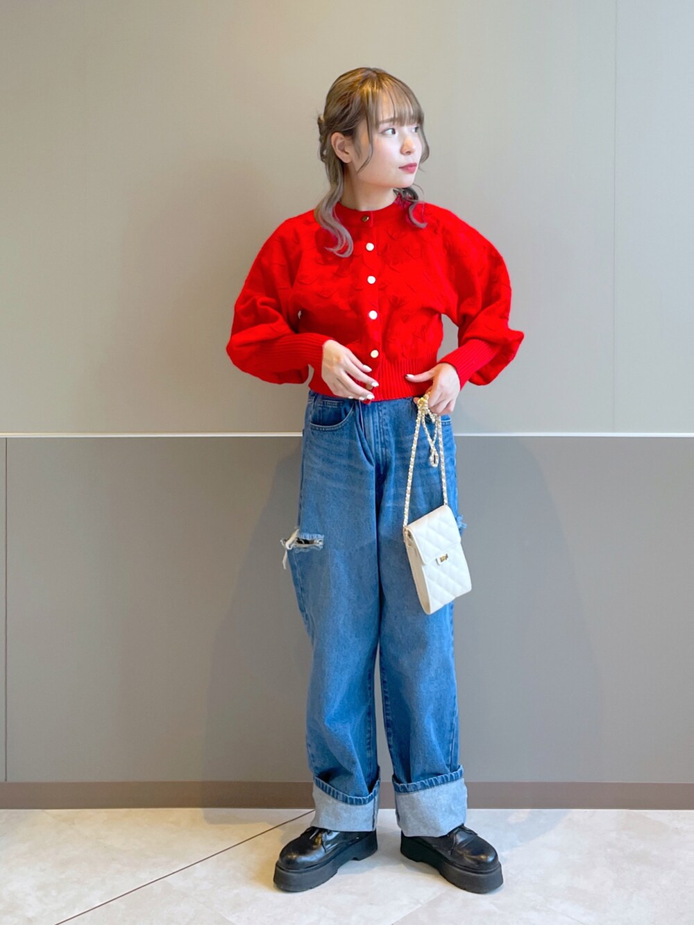 「wcloset、w closet、ダブルクローゼット、alleybywcloset、アリーバイダブルクローゼット、カラーニット、カラーコーデ、ダメージデニムパンツ、ショート丈トップス、ハート、ポップ、カジュアルガーリー、ショルダーバッグ、骨格ストレート」｜「Alley by w closetの【2WAY】【Alley】ハートニットカーディガン（ニット/セーター、レッド系）」を使った、Shiho Moriokaさん（レディース・157cm）の秋コーディネートの4枚目の写真