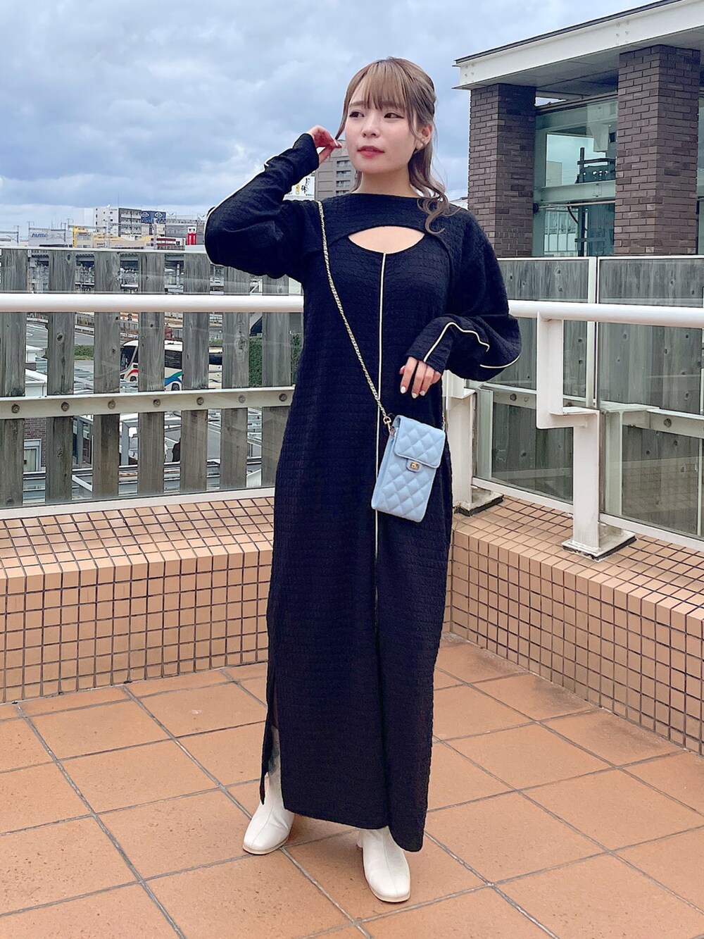 「wcloset、w closet、ダブルクローゼット、冬コーデ、秋冬コーデ、アウター、MA-1、肌見せ、ワンピース、オトナ女子、キレイめカジュアル、冬アウター、骨格ストレート」｜「w closetの【2WAY】MA-1（MA-1、ベージュ系）」を使った、Shiho Moriokaさん（レディース・157cm）の冬コーディネートの3枚目の写真