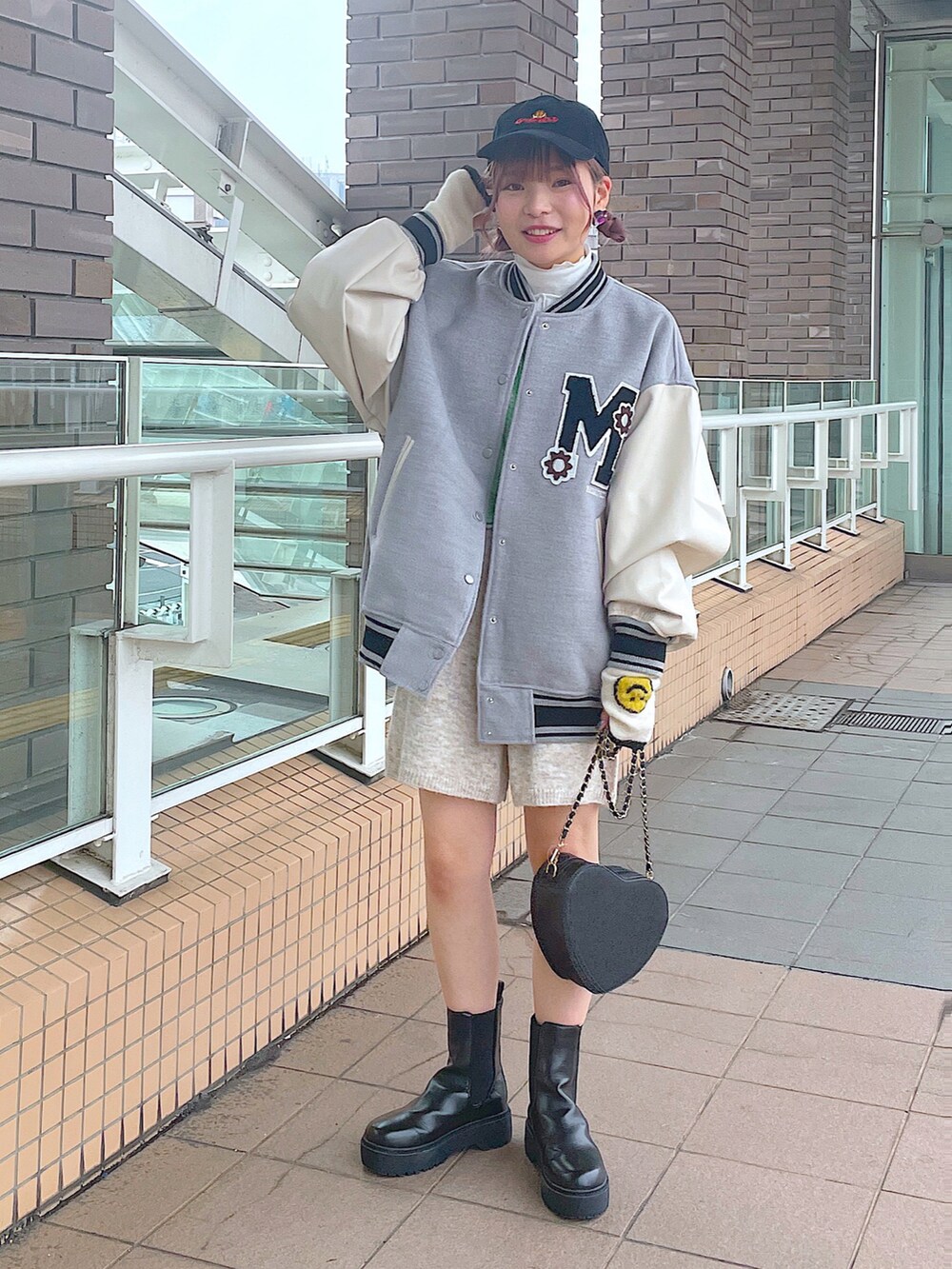 「wcloset、w closet、ダブルクローゼット、秋服コーデ、秋冬コーデ、スタジャン、ショートパンツ、サイドゴアブーツ、ニットパンツ、カジュアルコーデ、ミニバッグ、骨格ストレート、秋ルック紹介するよ、アームウォーマー、ブーツスタイル」｜「w closetのマーガレットメルトンスタジャン（ジャケット/アウター、グレー系）」を使った、Shiho Moriokaさん（レディース・157cm）の秋コーディネートの2枚目の写真