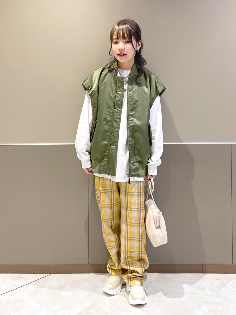 「wcloset、w closet、ダブルクローゼット、秋のコーデ、秋服、カジュアルコーデ、カラーコーデ、MA-1、ベスト、ロンT、ロゴT、チェックパンツ、カラーパンツ、スニーカーブーツ、骨格ストレート」｜「w closetの【2WAY】MA-1（MA-1、グリーン系）」を使った、Shiho Moriokaさん（レディース・157cm）の秋コーディネートの2枚目の写真