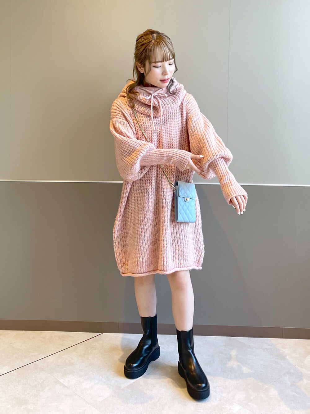 「wcloset、w closet、ダブルクローゼット、alleybywcloset、アリーバイダブルクローゼット、バラクラバ、ニットワンピース、ミニワンピ、N3B、秋冬コーデ、冬アウター、カジュアルガーリー、カラーコーデ、サイドゴアブーツ、骨格ストレート」｜「Alley by w closetの【マルチウェイ】【Alley】N-3Bブルゾン（ミリタリージャケット、グリーン系）」を使った、Shiho Moriokaさん（レディース・157cm）の秋コーディネートの5枚目の写真