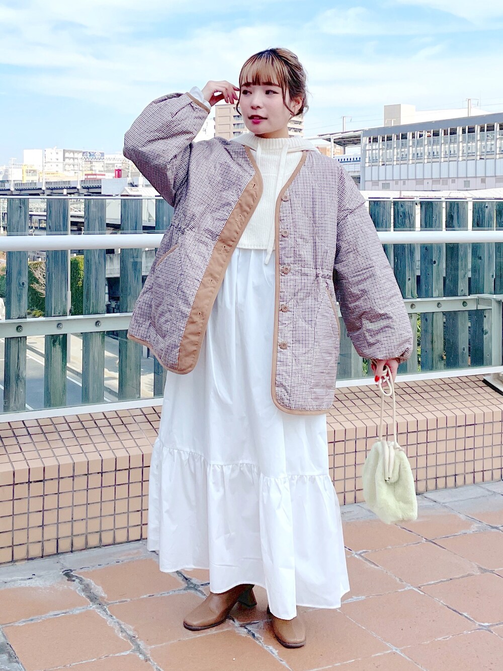 「wcloset、w closet、ダブルクローゼット、冬コーデ、秋冬コーデ、キルティング、キルティングジャケット、ワンピース、レイヤードスタイル、ニットベスト、フード、大人かわいい、ガーリー、ゆるコーデ、骨格ストレート」｜「w closetの【マルチウェイ】中綿キルティングVネックジャケット（ミリタリージャケット、ベージュ系）」を使った、Shiho Moriokaさん（レディース・157cm）の冬コーディネートの2枚目の写真