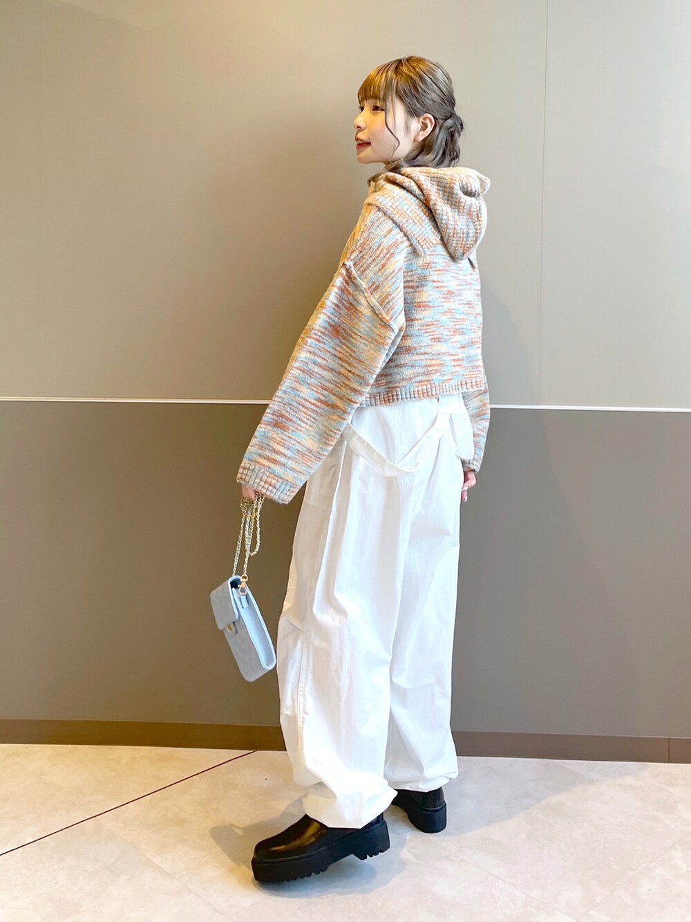「w closet、wcloset、ダブルクローゼット、バラクラバ、ニット、ショート丈トップス、カーゴパンツ、パラシュートパンツ、ミックスニット、グラデーション、秋冬コーデ、カジュアルコーデ、サイドゴアブーツ、スマホショルダー、骨格ストレート」｜「w closetの【マルチウェイ】ミックスカラーニット&バラクラバSET（ニット/セーター、オレンジ系）」を使った、Shiho Moriokaさん（レディース・157cm）の秋コーディネートの3枚目の写真