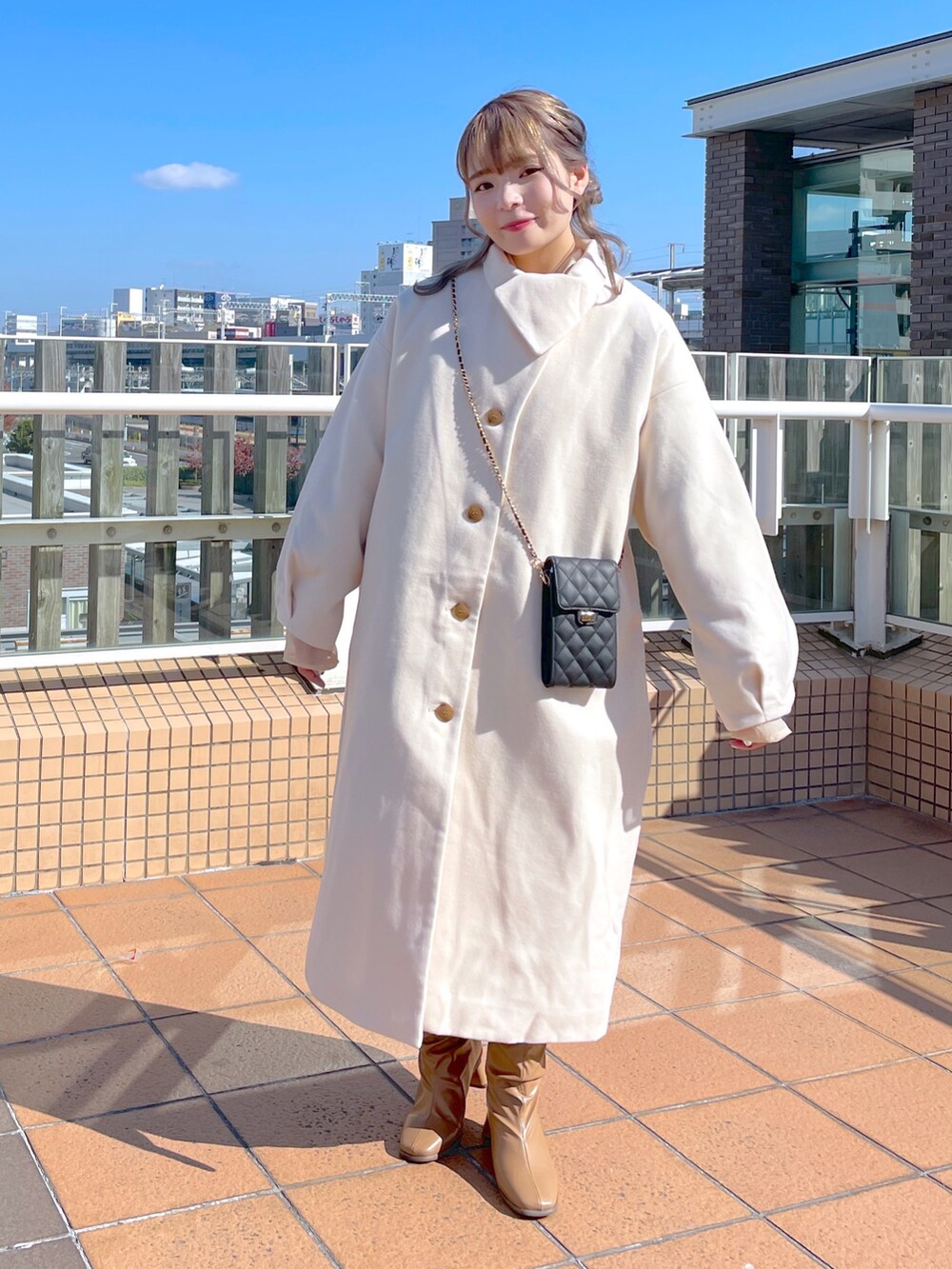 「wcloset、w closet、ダブルクローゼット、大人コーデ、大人かわいい、ロングコート、冬コーデ、冬アウター、スマホショルダー、ショートブーツ、あったかコーデ、骨格ストレート、マルチウェイ」｜「w closetの【2WAY】スタンドカラーロングコート（チェスターコート、ホワイト系）」を使った、Shiho Moriokaさん（レディース・157cm）の秋コーディネートの3枚目の写真