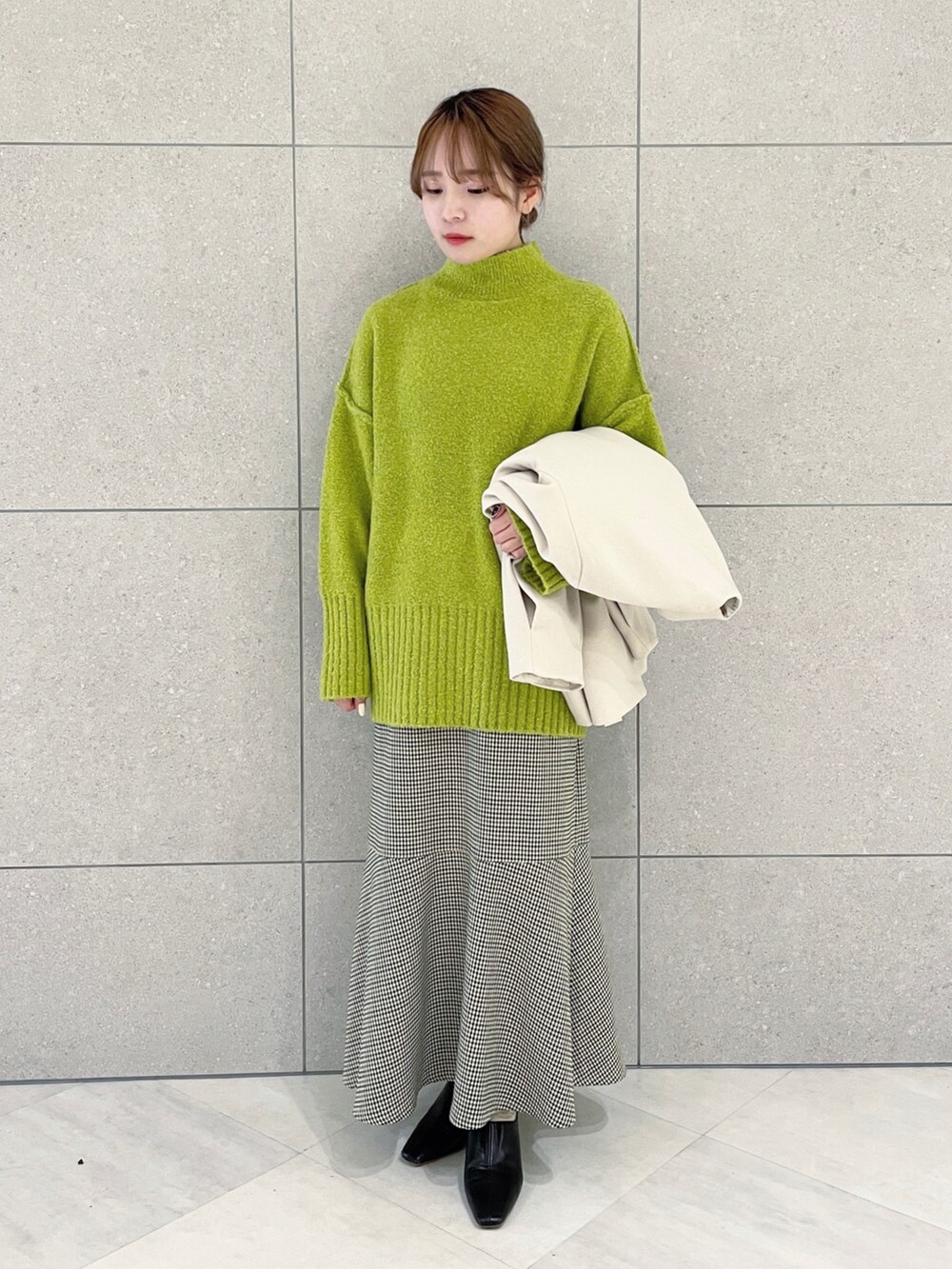 「wcloset、ダブルクローゼット、冬コーデ、冬アウター、アウター、ノーカラーコート、ニット、ハイネックニット、カラーニット、スカート、マーメイドスカート、ツイード、ツイードスカート、キレイめ」|「w closetの【新色追加】Vネックショートコート(ノーカラージャケット、ホワイト系)」を使った、Shiho Moriokaさん(レディース・157cm)の冬コーディネートの2枚目の写真