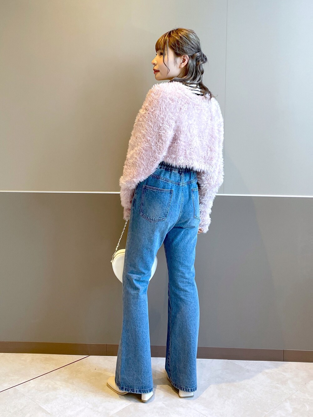 「wcloset、w closet、秋冬コーデ、カジュアルガーリー、大人かわいい、フェザー、ボーダーニット、デニム、フレアデニム、カラーコーデ、ショート丈トップス、骨格ストレート、デニムパンツ、ブーツ、ダブルクローゼット」｜「w closetの【マルチウェイ】フェザーヤーンボレロ&リブキャミソールSET（ニット/セーター、ピンク系）」を使った、Shiho Moriokaさん（レディース・157cm）の秋コーディネートの4枚目の写真