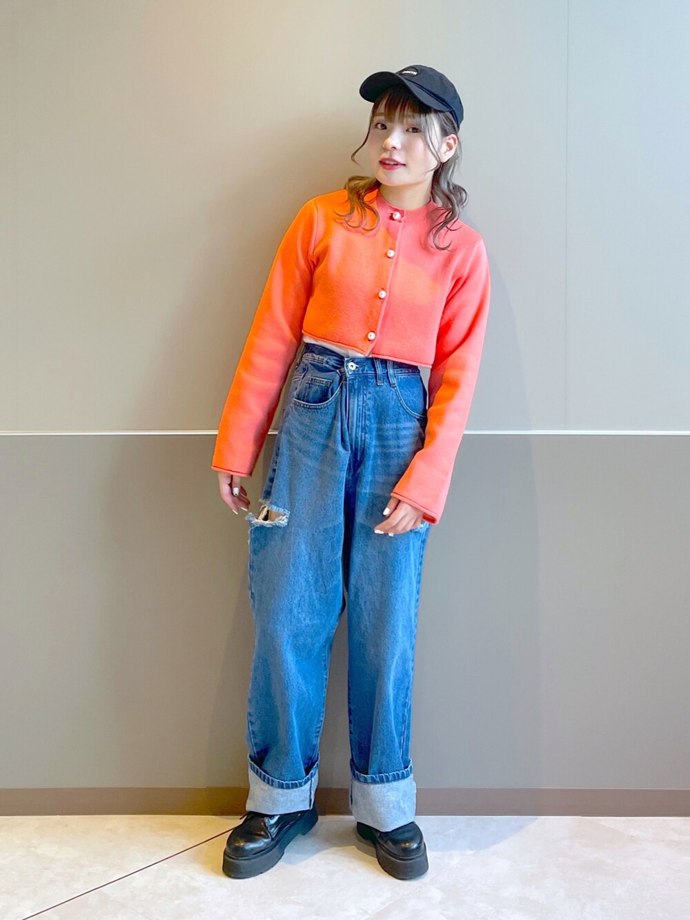 「w closet、wcloset、ダブルクローゼット、秋冬コーデ、カジュアルコーデ、パンツコーデ、大人かわいい、オトナカジュアル、ファーベスト、ショート丈トップス、カーディガン、パール、ダメージデニムパンツ、デニム、骨格ストレート」｜「w closetのショートクルーネックカーディガン（カーディガン/ボレロ、レッド系）」を使った、Shiho Moriokaさん（レディース・157cm）の秋コーディネートの4枚目の写真