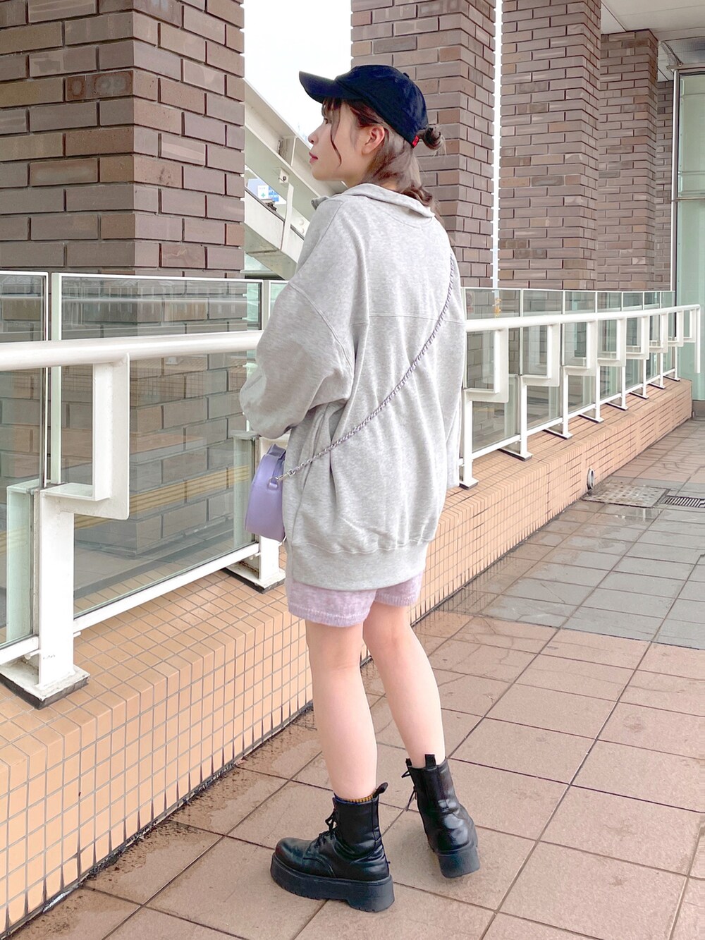 「wcloset、w closet、ダブルクローゼット、秋服コーデ、カジュアルコーデ、スウェット、ハーフジップ、ボーダー、ショートブーツ、ショートパンツ、ニットパンツ、カラーコーデ、ハートバッグ、カジュアル、骨格ストレート」｜「w closetのハーフZIP刺繍スウェット（スウェット、グレー系）」を使った、Shiho Moriokaさん（レディース・157cm）の秋コーディネートの4枚目の写真
