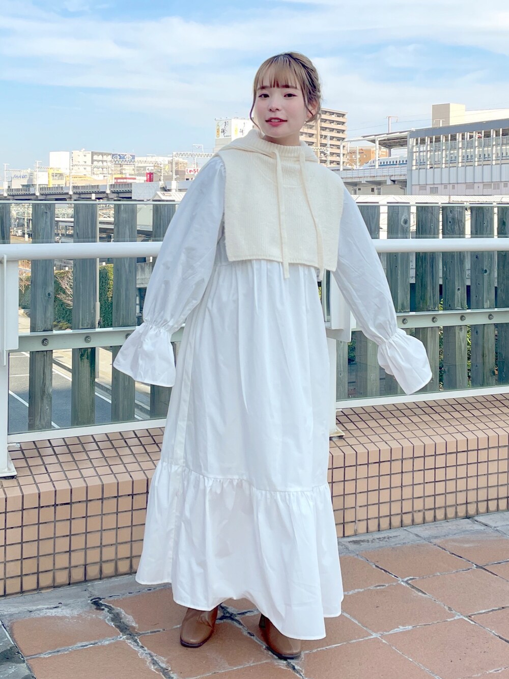 「wcloset、w closet、ダブルクローゼット、冬コーデ、秋冬コーデ、キルティング、キルティングジャケット、ワンピース、レイヤードスタイル、ニットベスト、フード、大人かわいい、ガーリー、ゆるコーデ、骨格ストレート」｜「w closetの【マルチウェイ】中綿キルティングVネックジャケット（ミリタリージャケット、ベージュ系）」を使った、Shiho Moriokaさん（レディース・157cm）の冬コーディネートの4枚目の写真